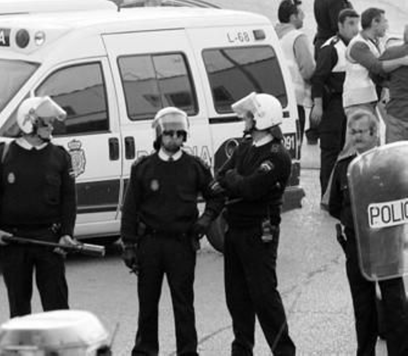 Agentes del Cuerpo Nacional de Policía controlan la calle mientras se lleva a cabo un registro.