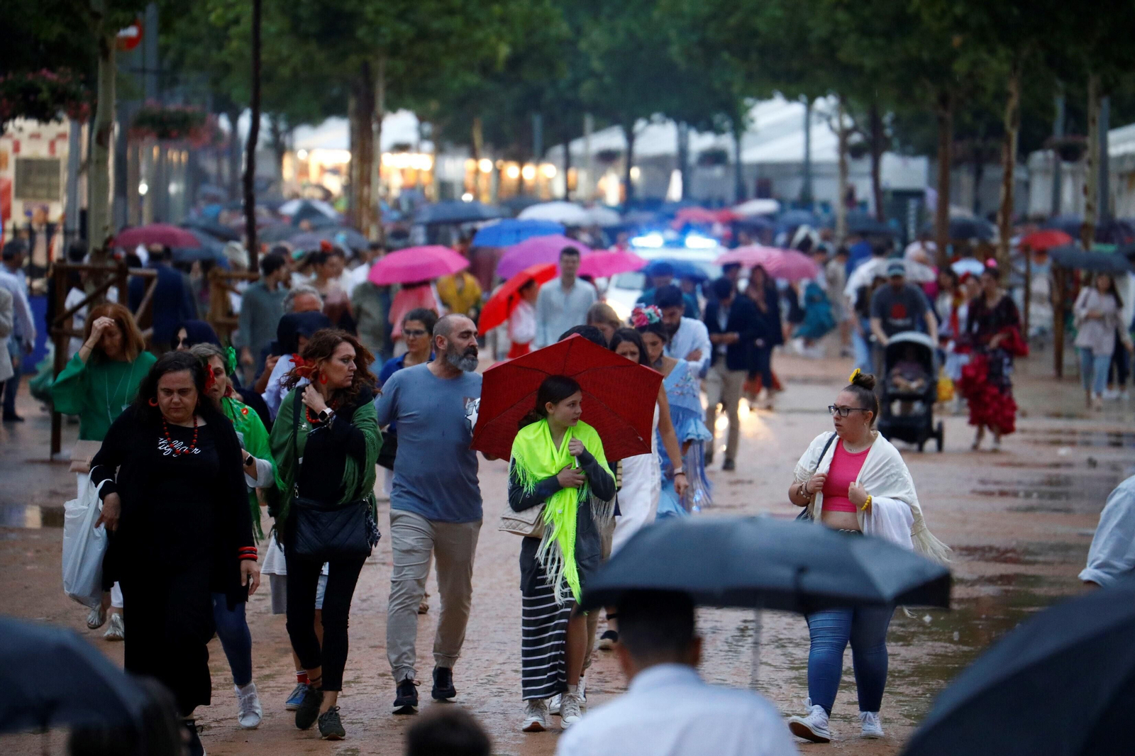 La intensa lluvia de este sábado en la Feria de Córdoba, en imágenes