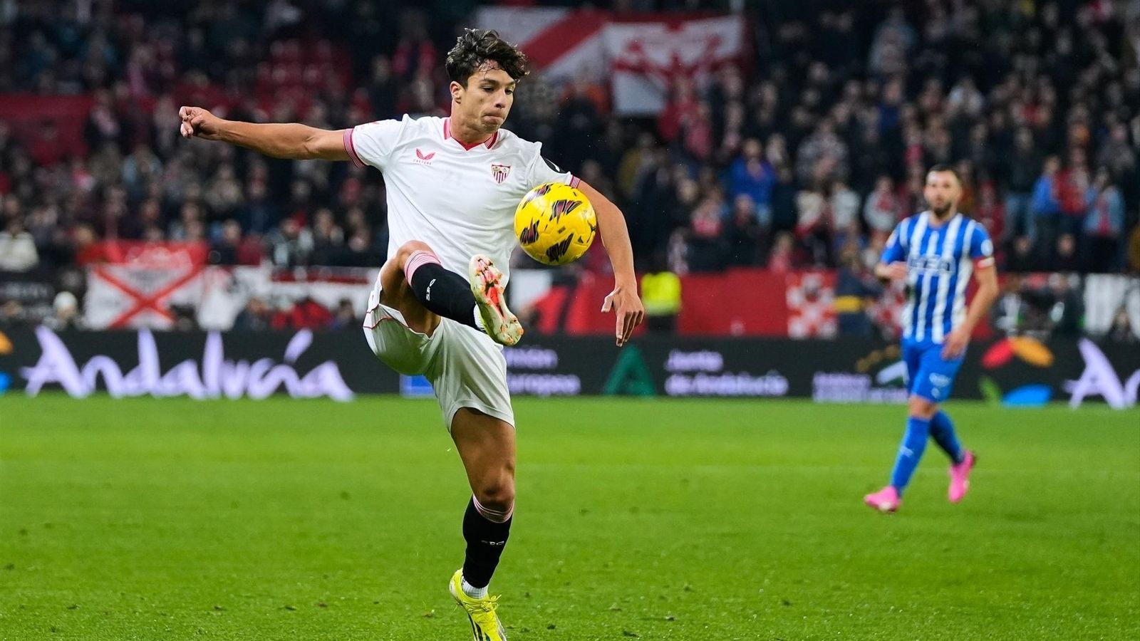 Óliver Torres controla un balón en un partido con el Sevilla.