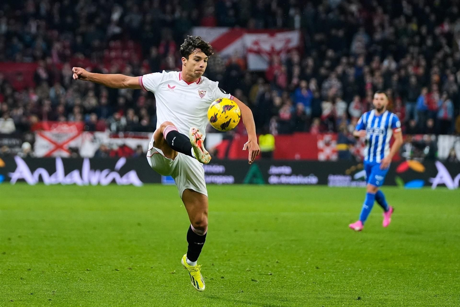 Óliver Torres controla un balón en un partido con el Sevilla.