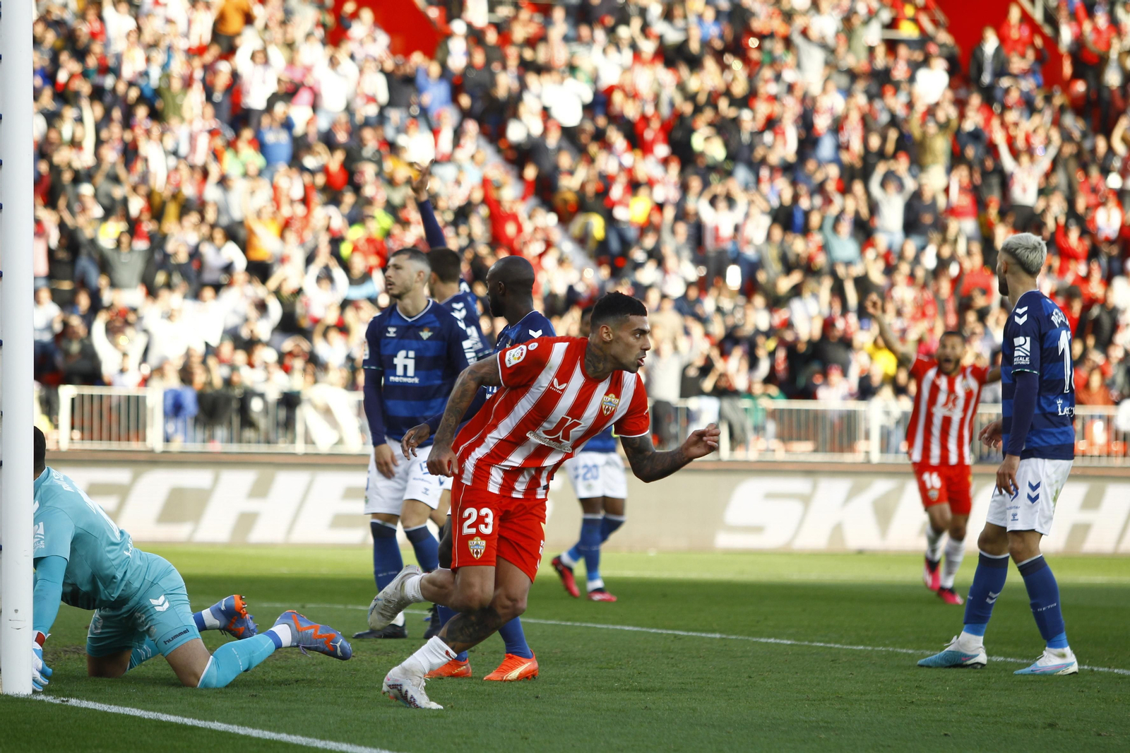 Imágenes del partido de fútbol U.D. Almería-Real Betis Balompié