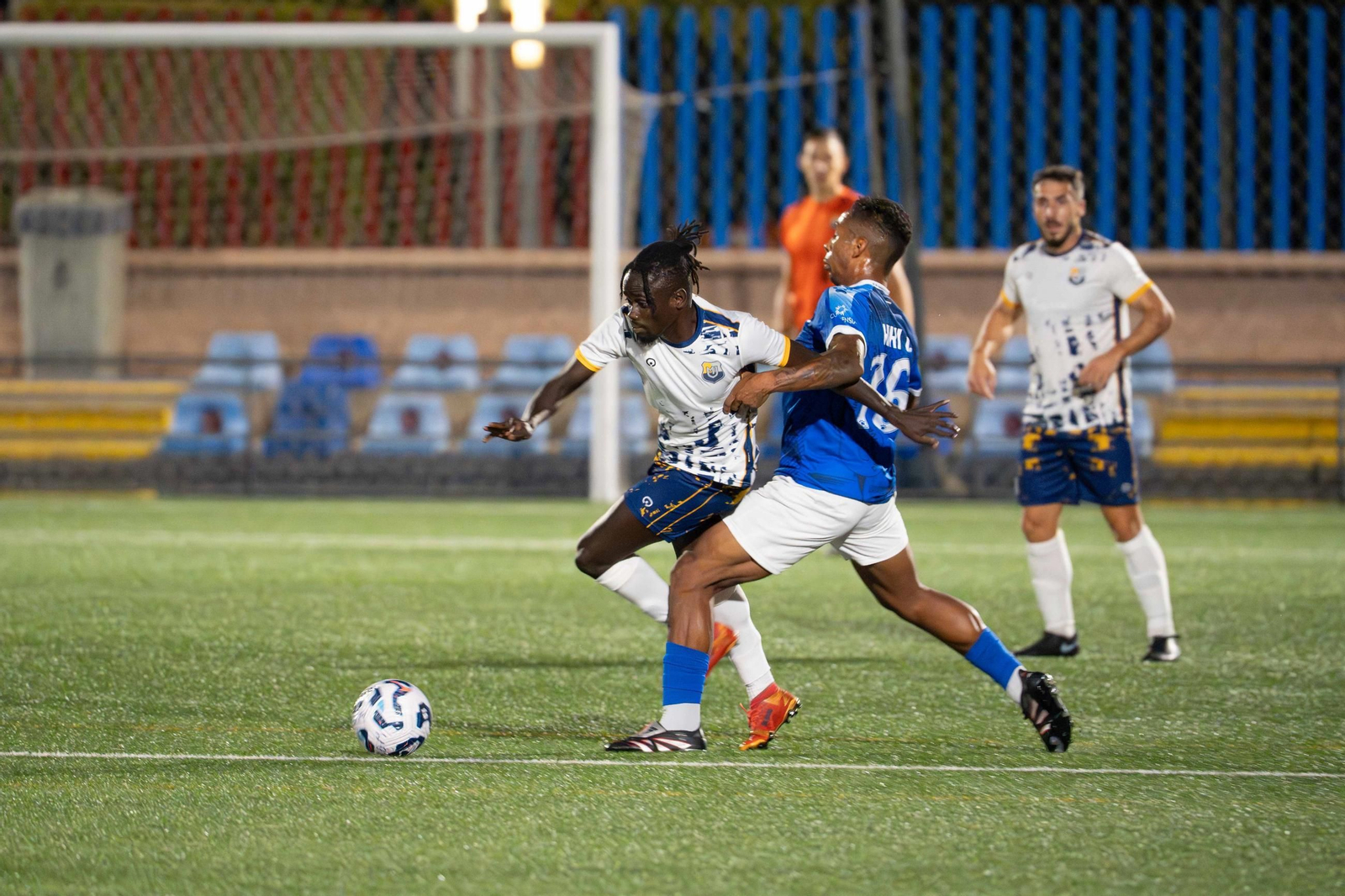 Klyverson pugna un balón durante el partido entre la UD Maracena y el Málaga Juniors.
