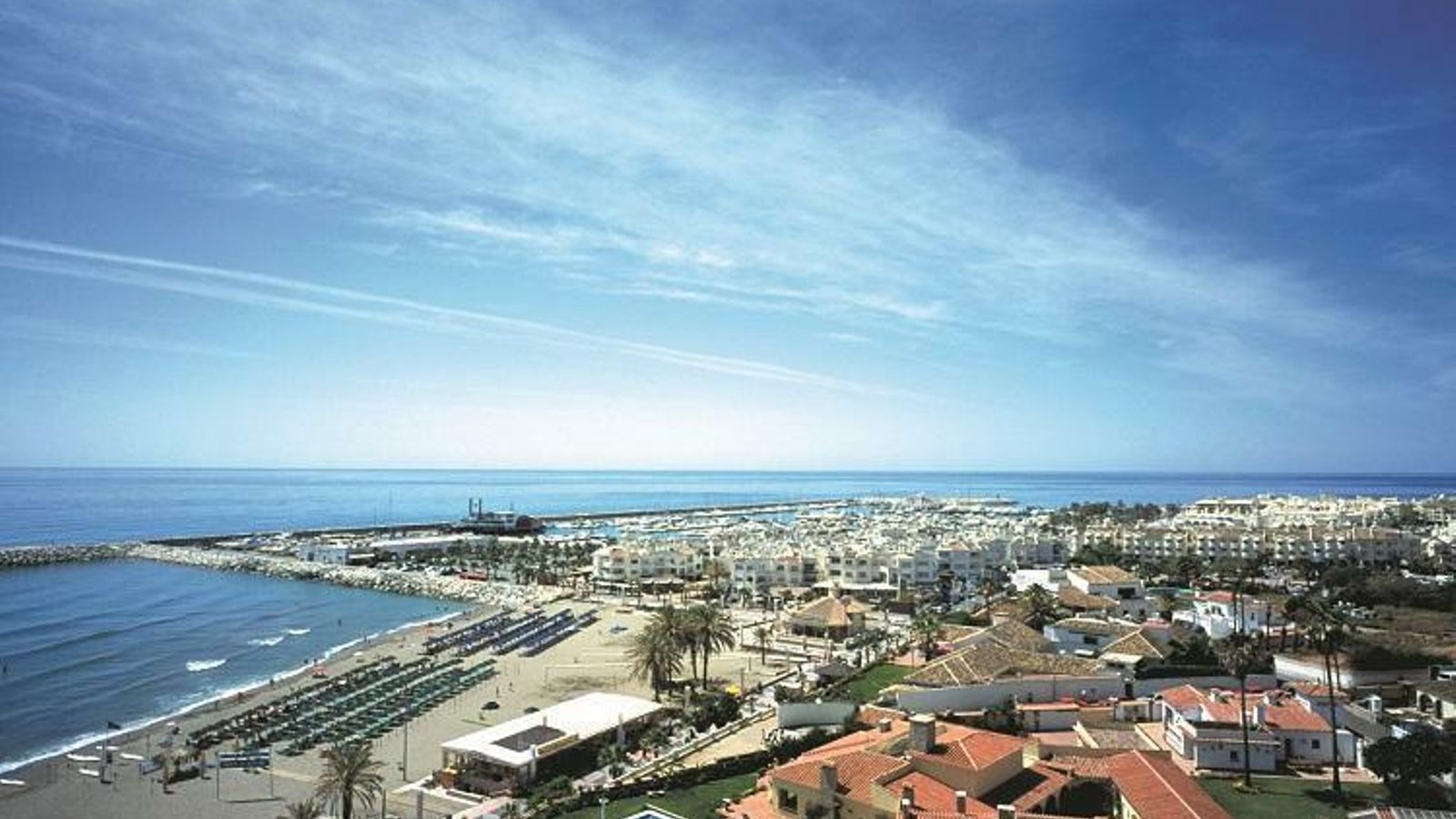 Al frente, playa de Fuente de la Salud y, al fondo, Puerto Marina con el vapor Willow antes de que se hundiera en sus aceitosas aguas. Al frente, playa de Fuente de la Salud y, al fondo, Puerto Marina con el vapor Willow antes de que se hundiera en sus aceitosas aguas.
