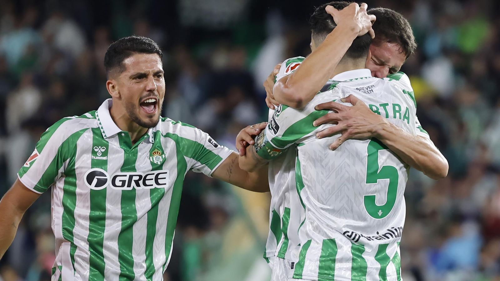 Bartra y Altimira se abrazan, en presencia de Fornals, tras el triunfo ante el Atlético de Madrid.