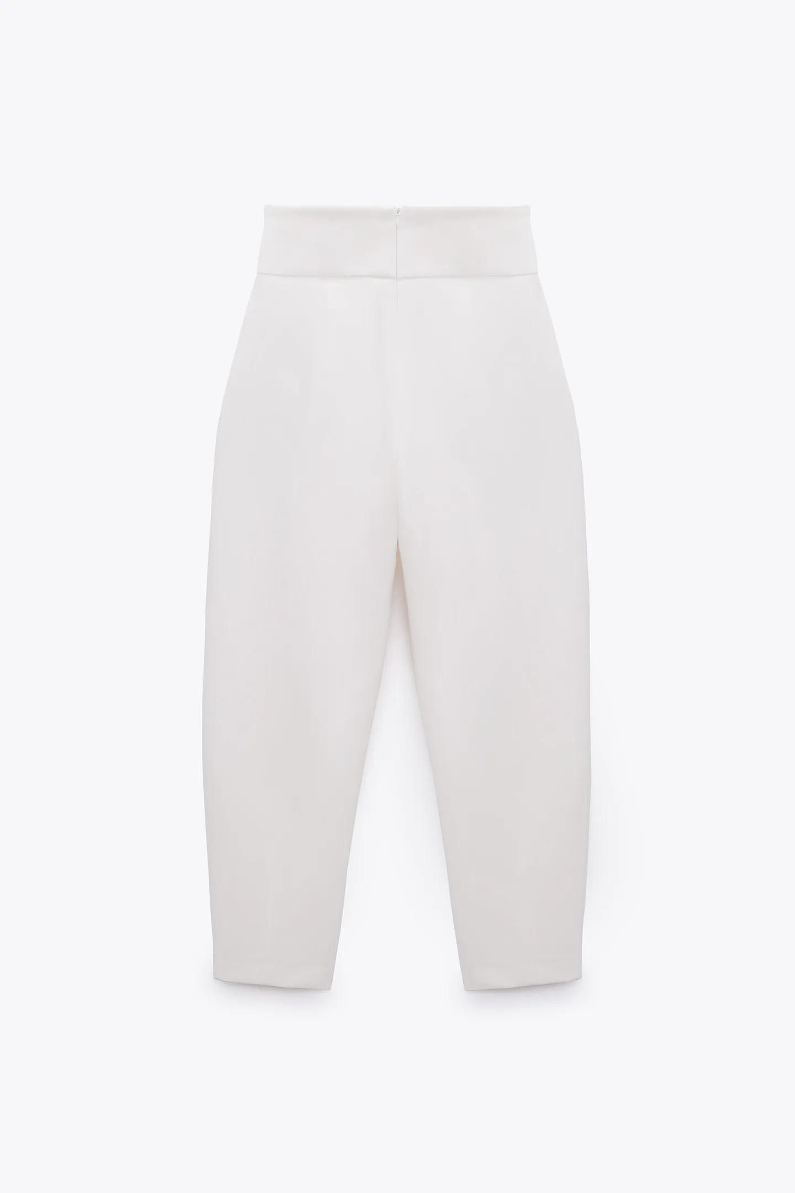 Pantalones blancos de Zara.