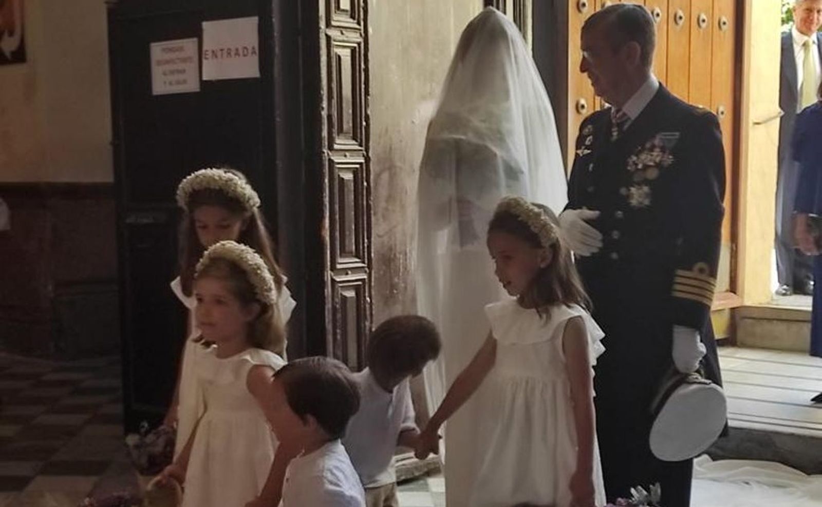 La novia entrando en la iglesia con el padrino Francisco Javier  Súnico Varela.