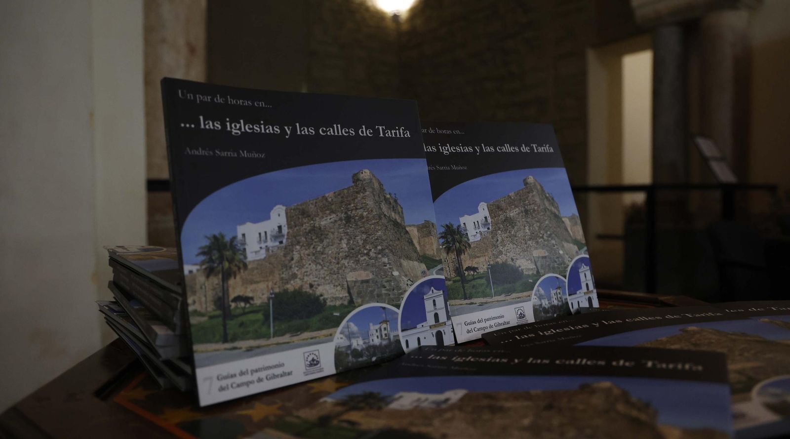 Fotos de la presentación de la guía de patrimonio de Tarifa de Andrés Sarria