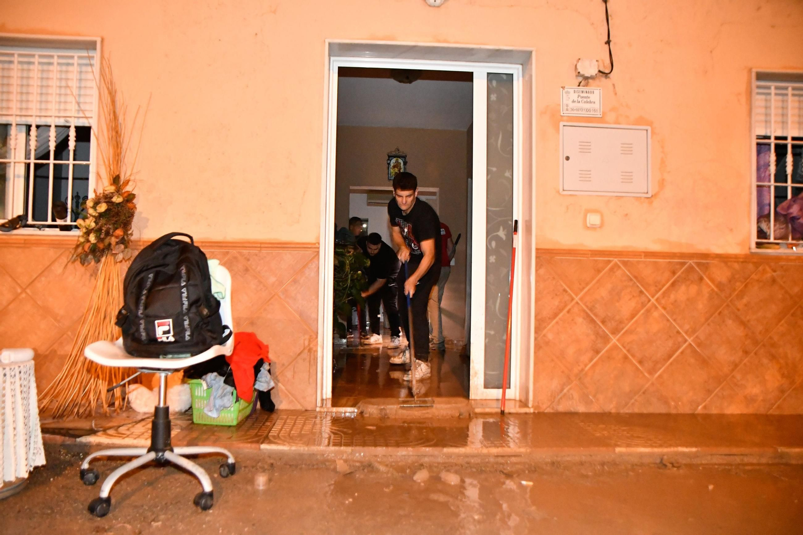 Vecinos de Vícar limpian sus viviendas inundadas.