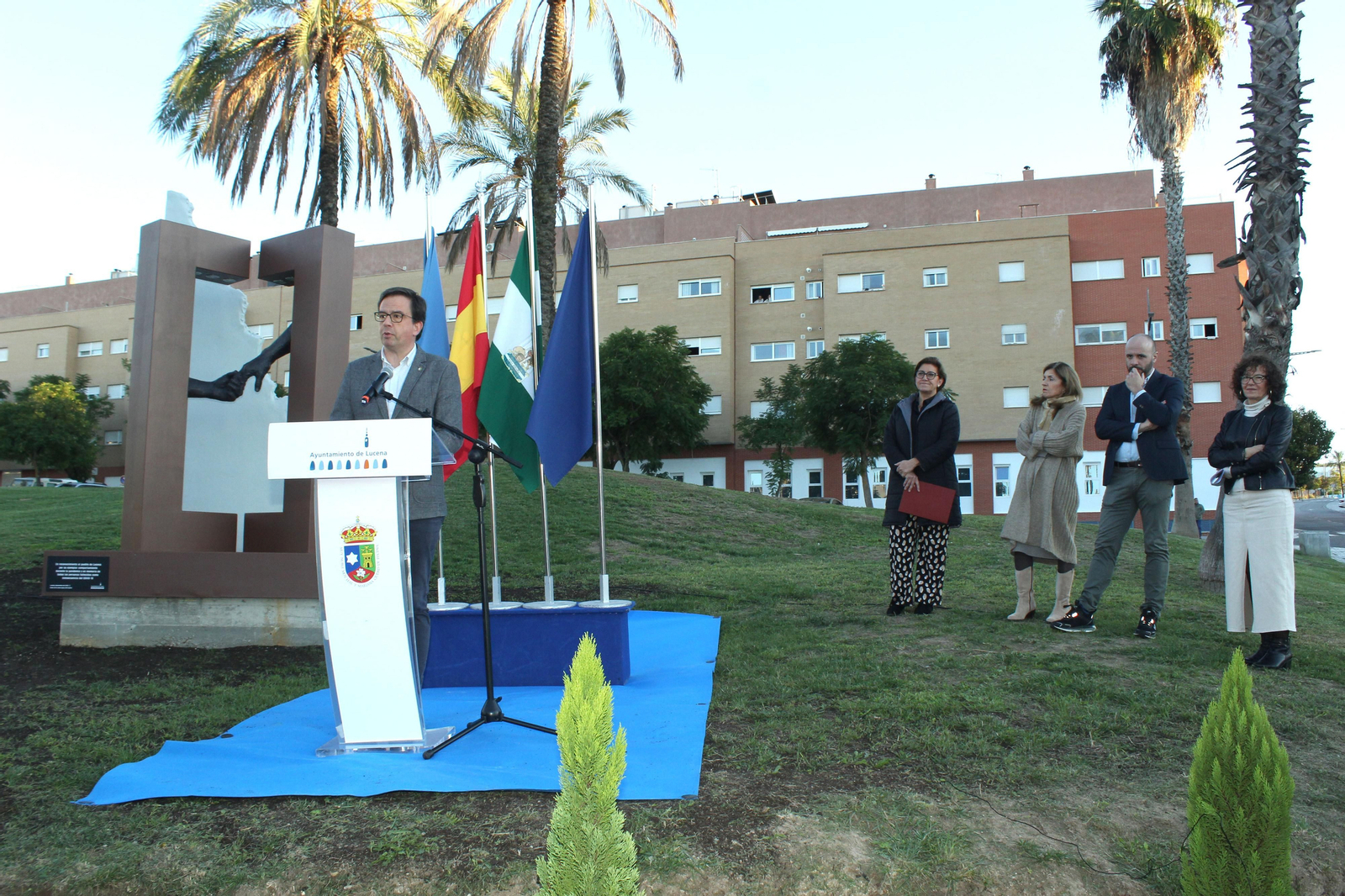 La inauguración de la escultura en recuerdo de las víctimas del Covid en Lucena, en imágenes