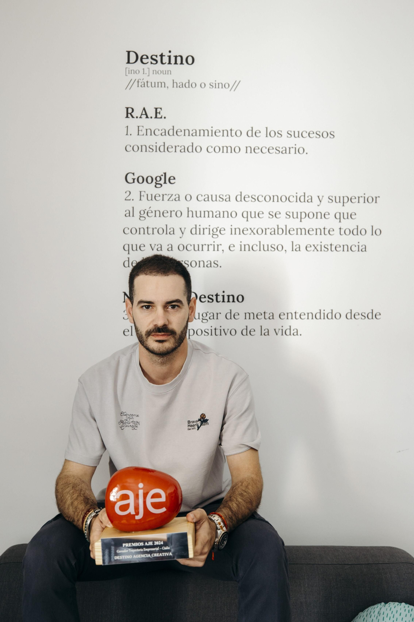 Antonio Jiménez, con el Premio AJE 2024. Antonio Jiménez, con el Premio AJE 2024.