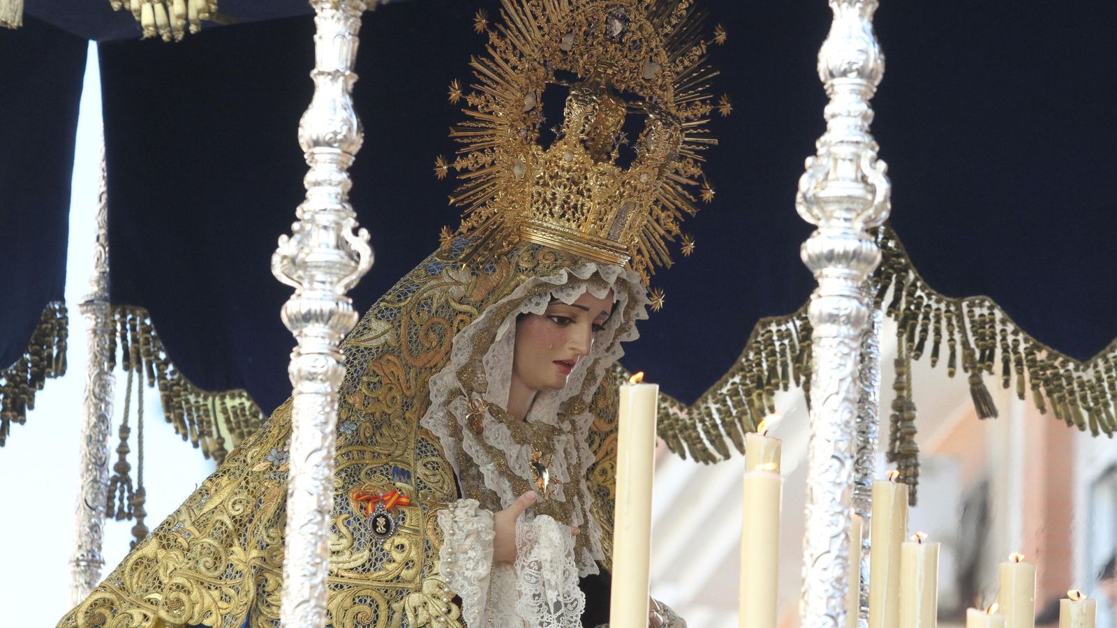 La Virgen de los Dolores procesiona acompañada de sus devotos.