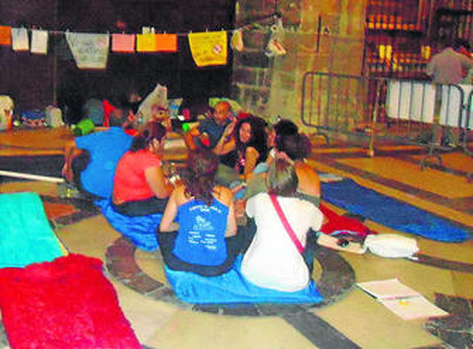 Los docentes se dividen en grupos para cumplir con el encierro.