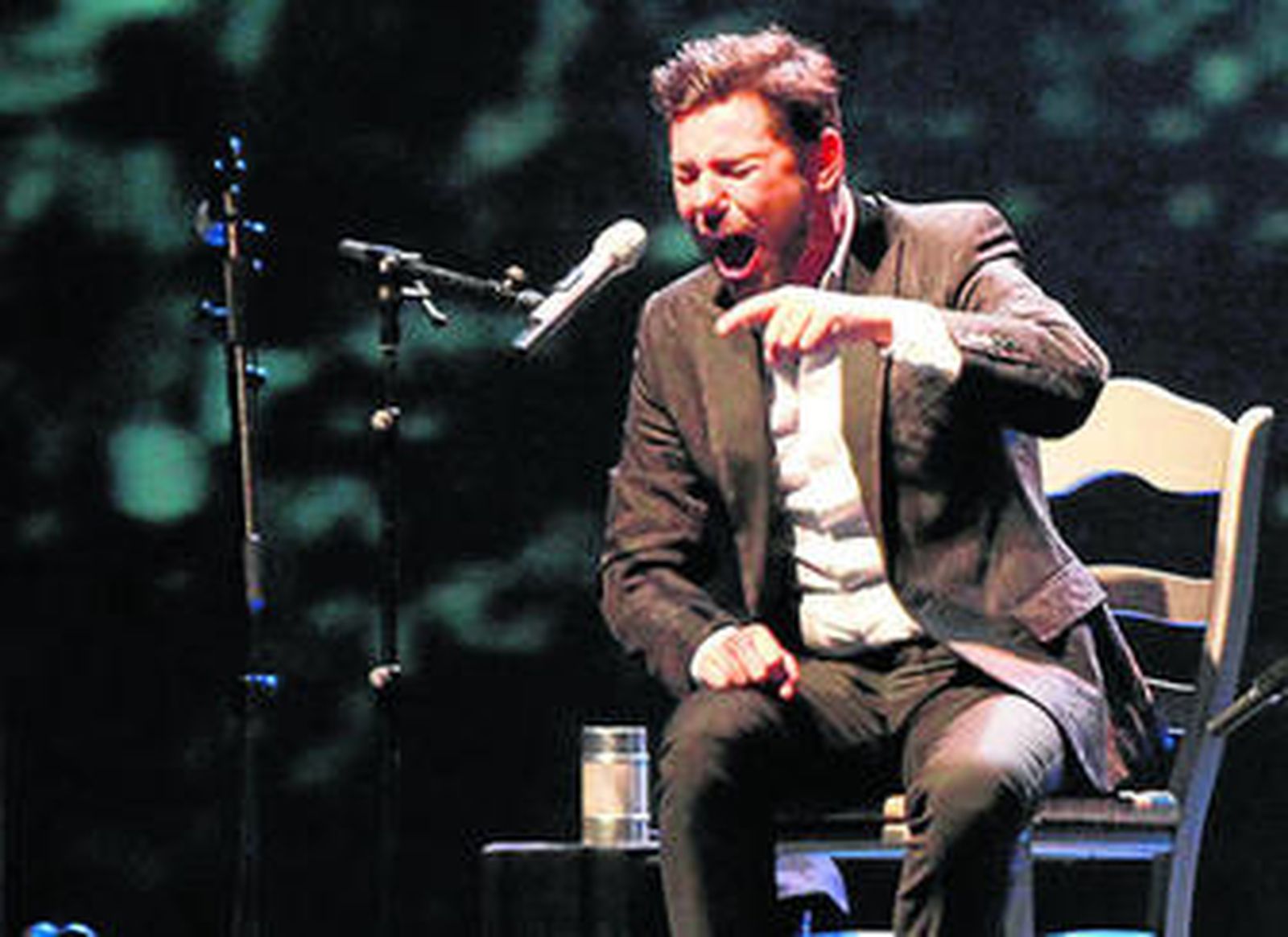 Un momento de la actuación de Miguel Poveda, el pasado sábado, en la plaza de toros de Jerez.