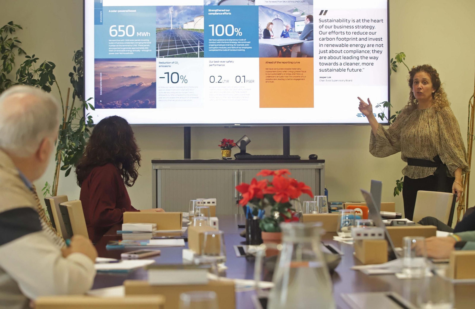 Belén Gestoso, directora general de Evos Algeciras, durante una explicación