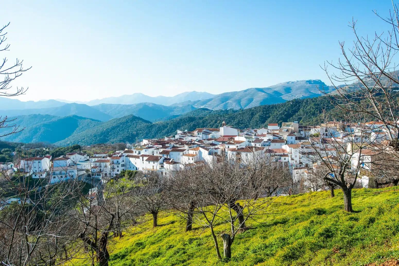 Este pueblo de Málaga es una reliquia todo el año pero en noviembre cambia de color con el Bosque de Cobre
