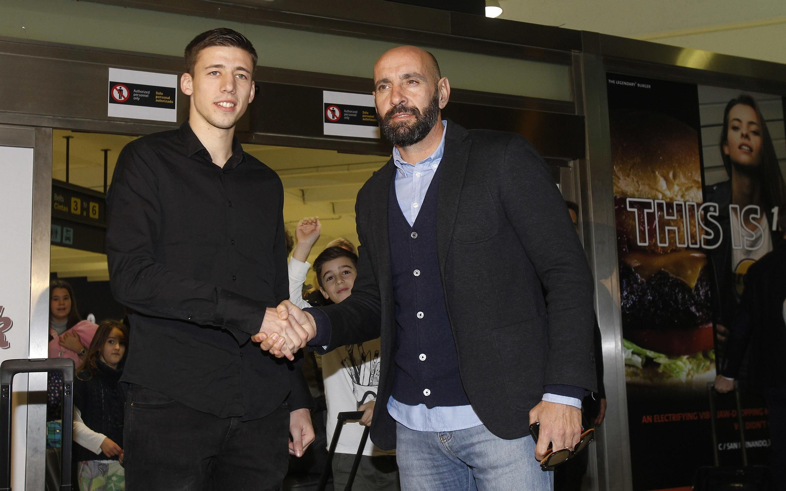 Lenglet junto a Monchi en su llegada a Sevilla