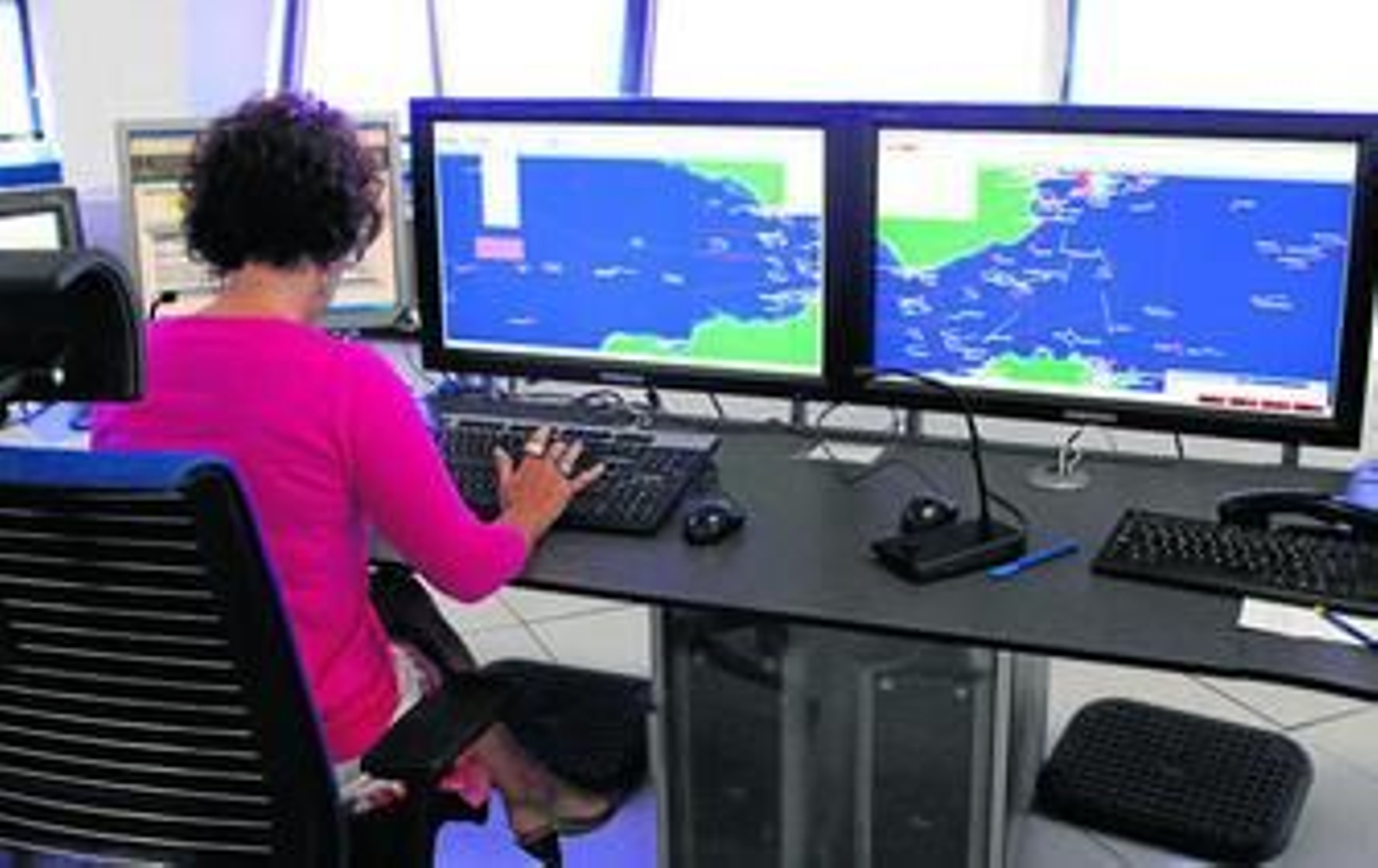 Una controladora recibe los reportes de los buques en el centro de control Tarifa Tráfico, ayer.