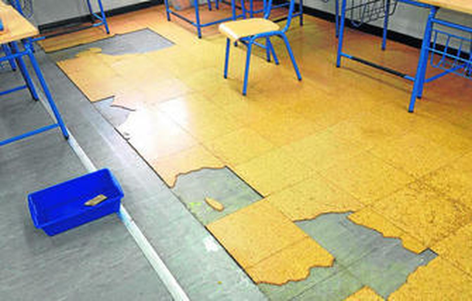 Parte del suelo aislante de una de las aulas se ha levantado tras las lluvias del fin de semana.