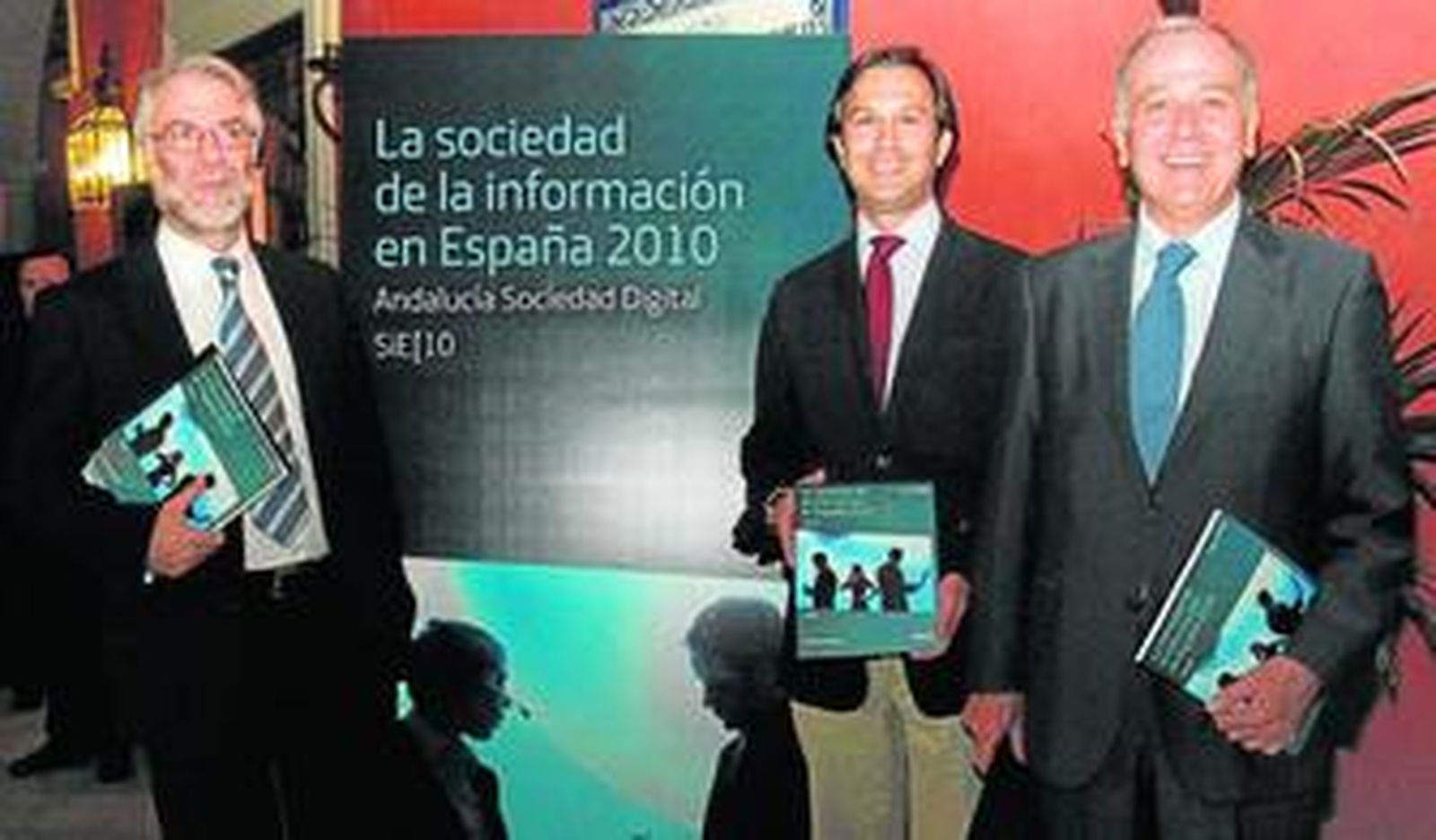 José Rocillo, director territorial Sur de Telefónica España; Juan María González, secretario general de Innovación y Sociedad de la Información de la Junta, y Eusebio Bautista, director de RR.II. de Telefónica España.