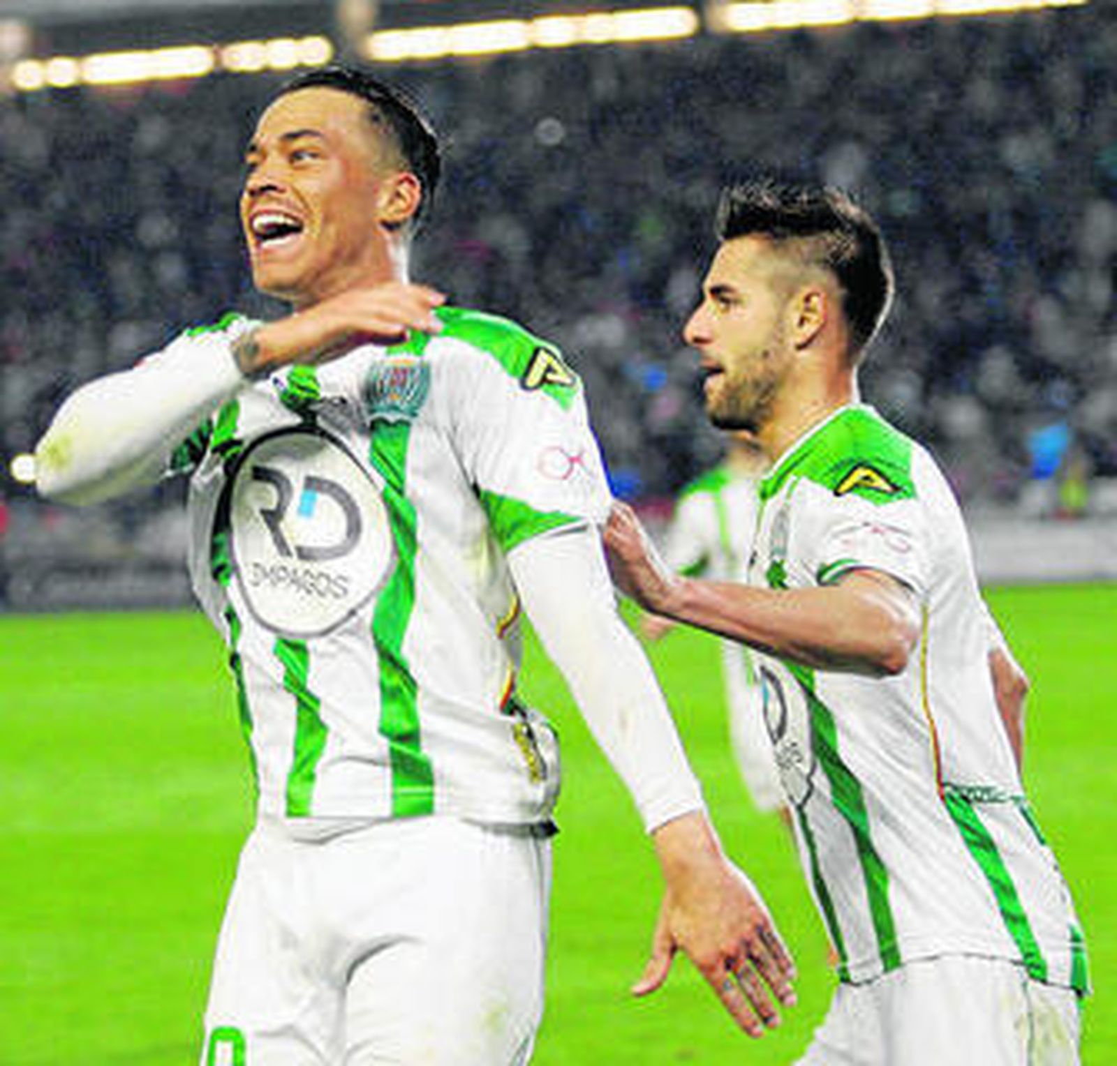 Raúl de Tomás celebra junto a Luso su segundo gol al Leganés.