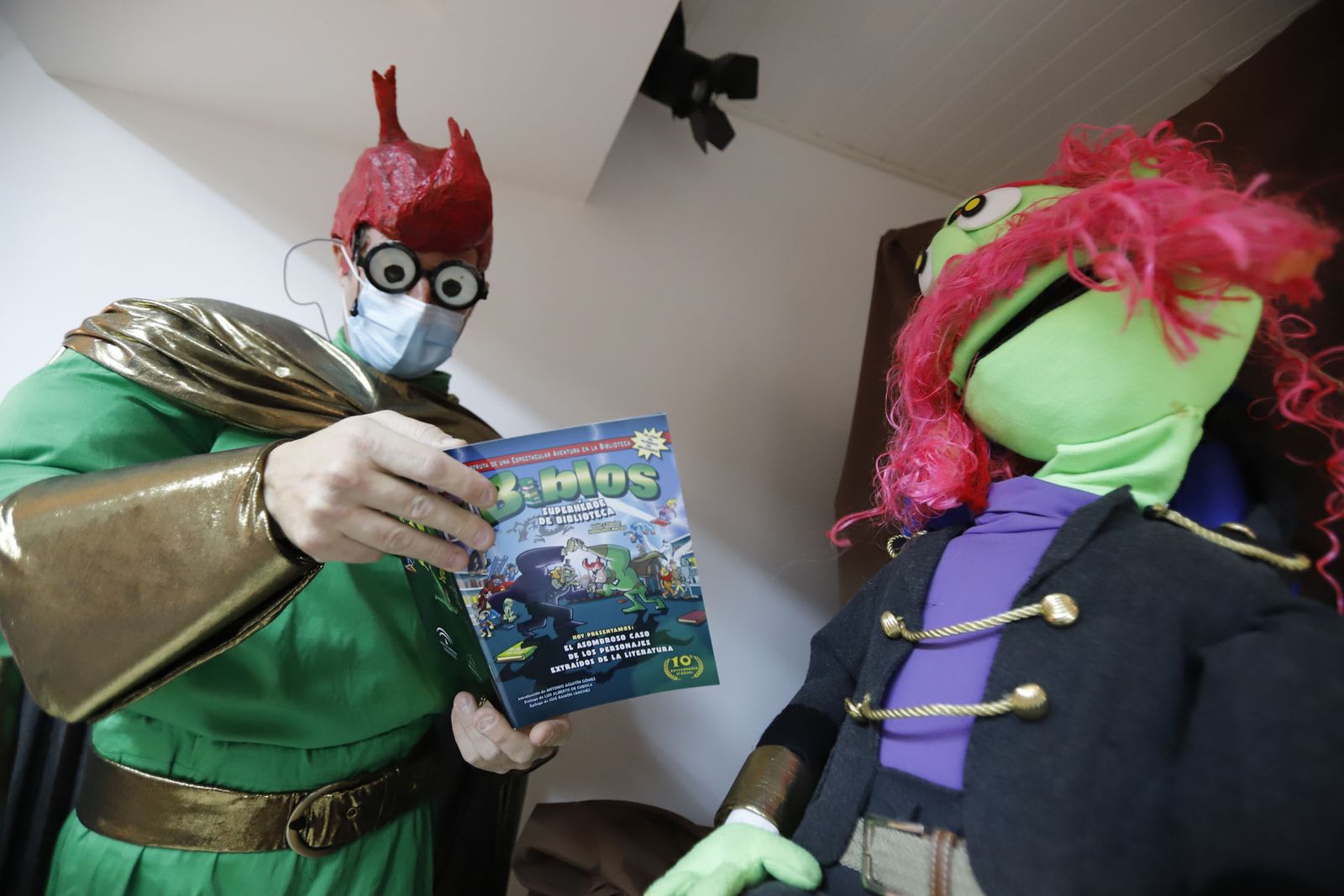 El superhéroe Biblos enseña a los niños el valor de las bibliotecas en Huelva