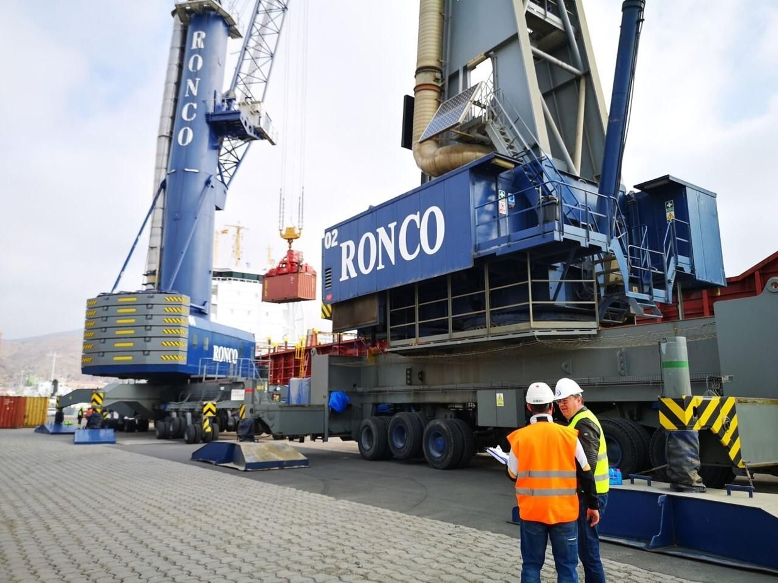 Carga de contenedores en el puerto de Almería por parte de Ronco y Cía