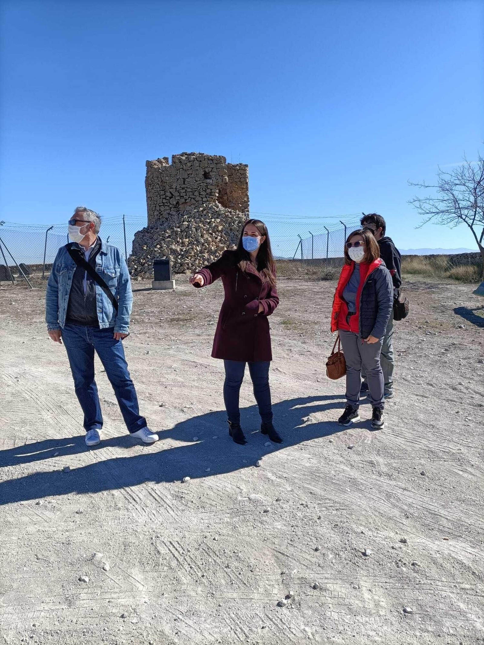 A la izquierda, la alcaldesa María Cleofé Vera supervisando las obras de la restauración del Torreón de Torre Cardela. Se estima que esté finalizada para principios del próximo año