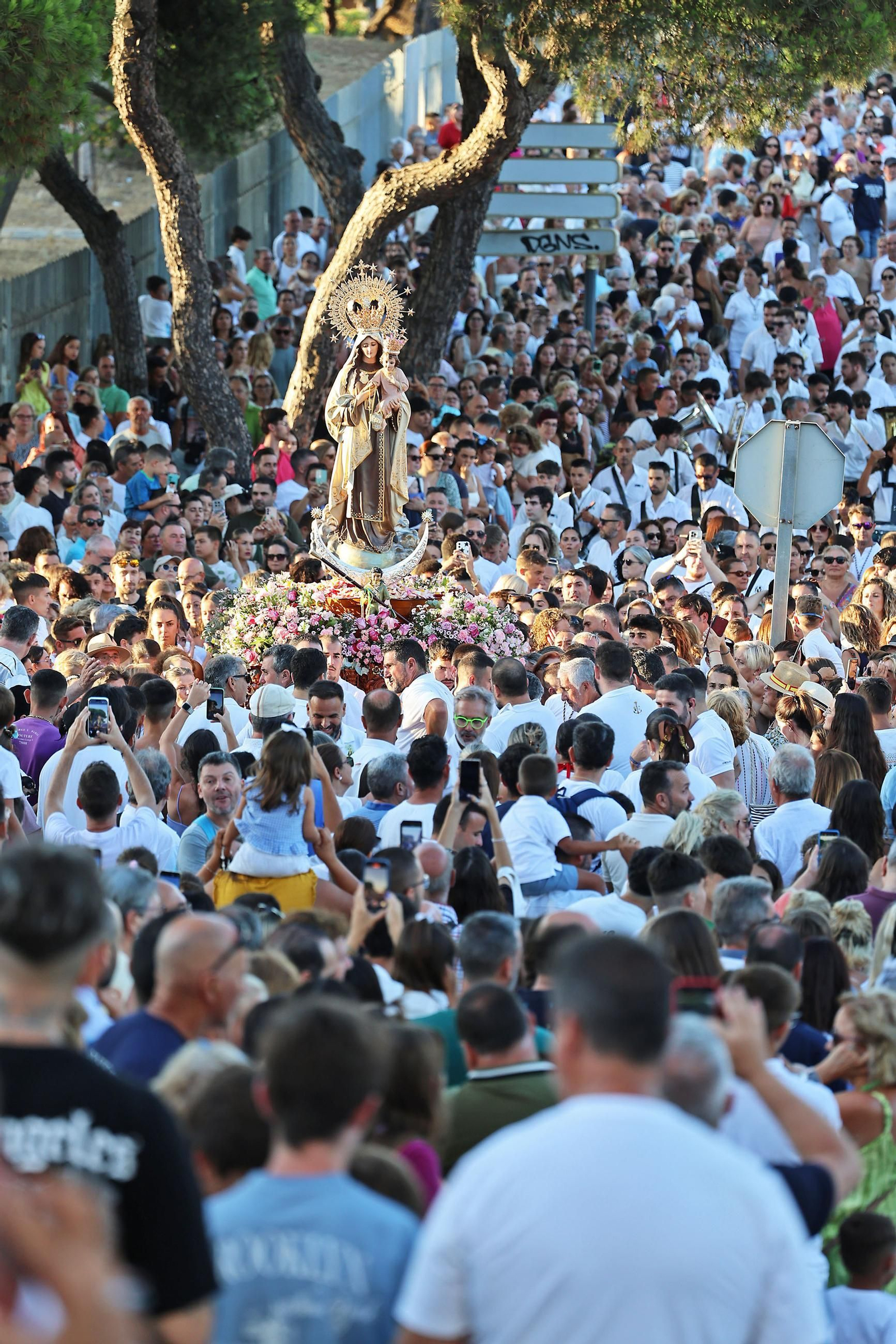 Imágenes de la Virgen del Carmen procesionando en Punta Umbría