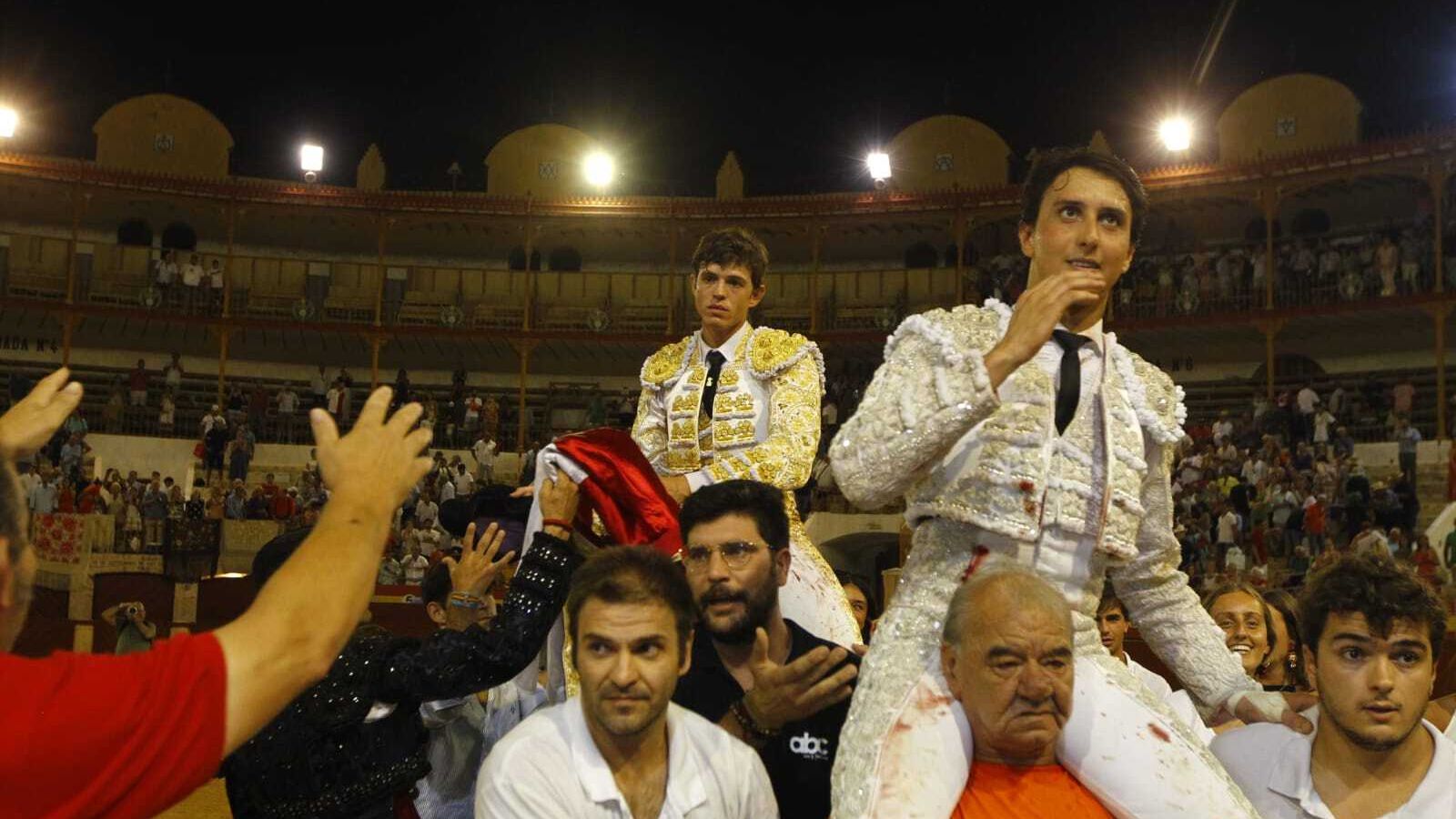 Roca Rey y Jorge Martínez salieron por la puerta grande.