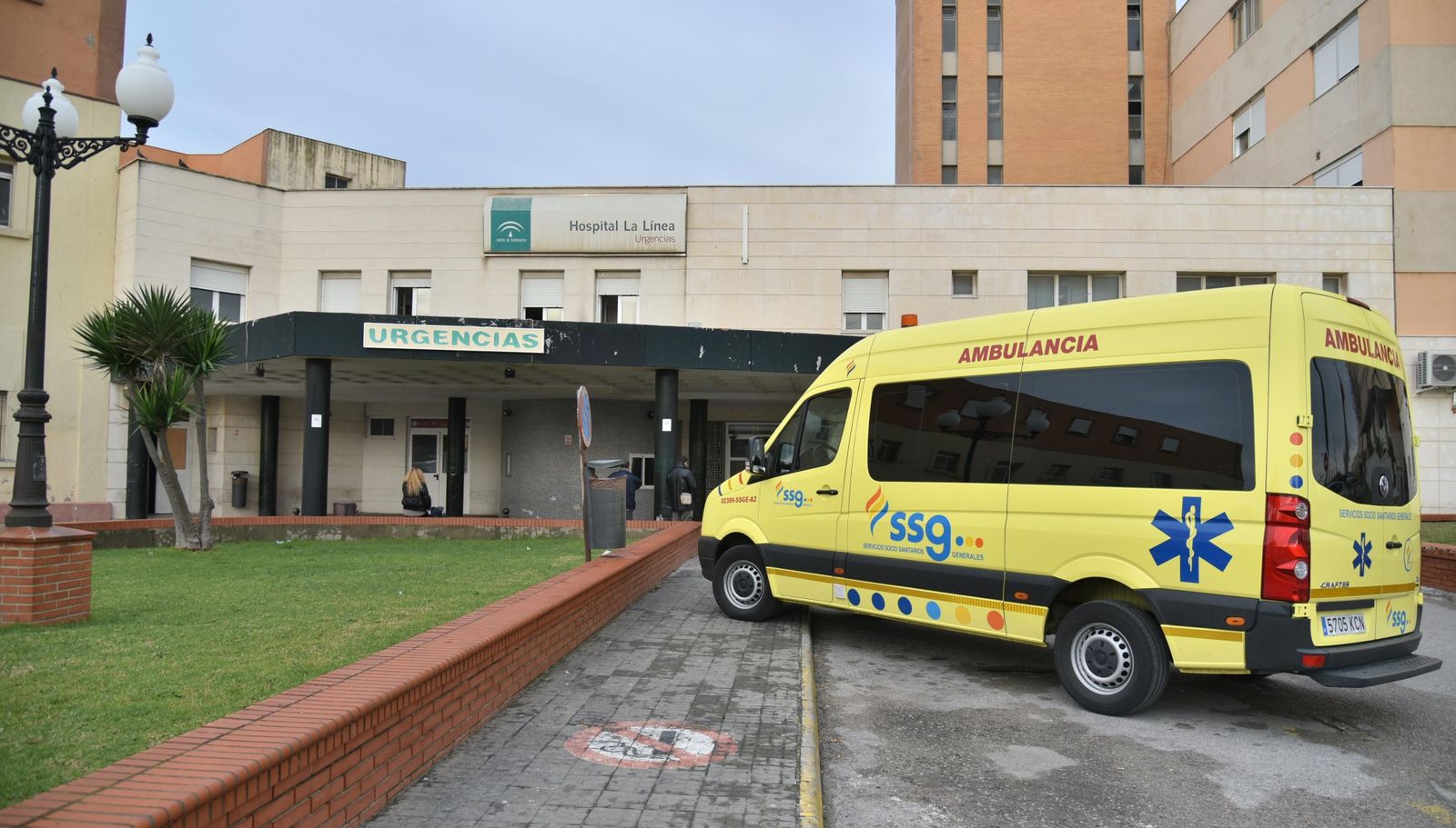 Ambulancia en la puerta del Hospital de La Línea.