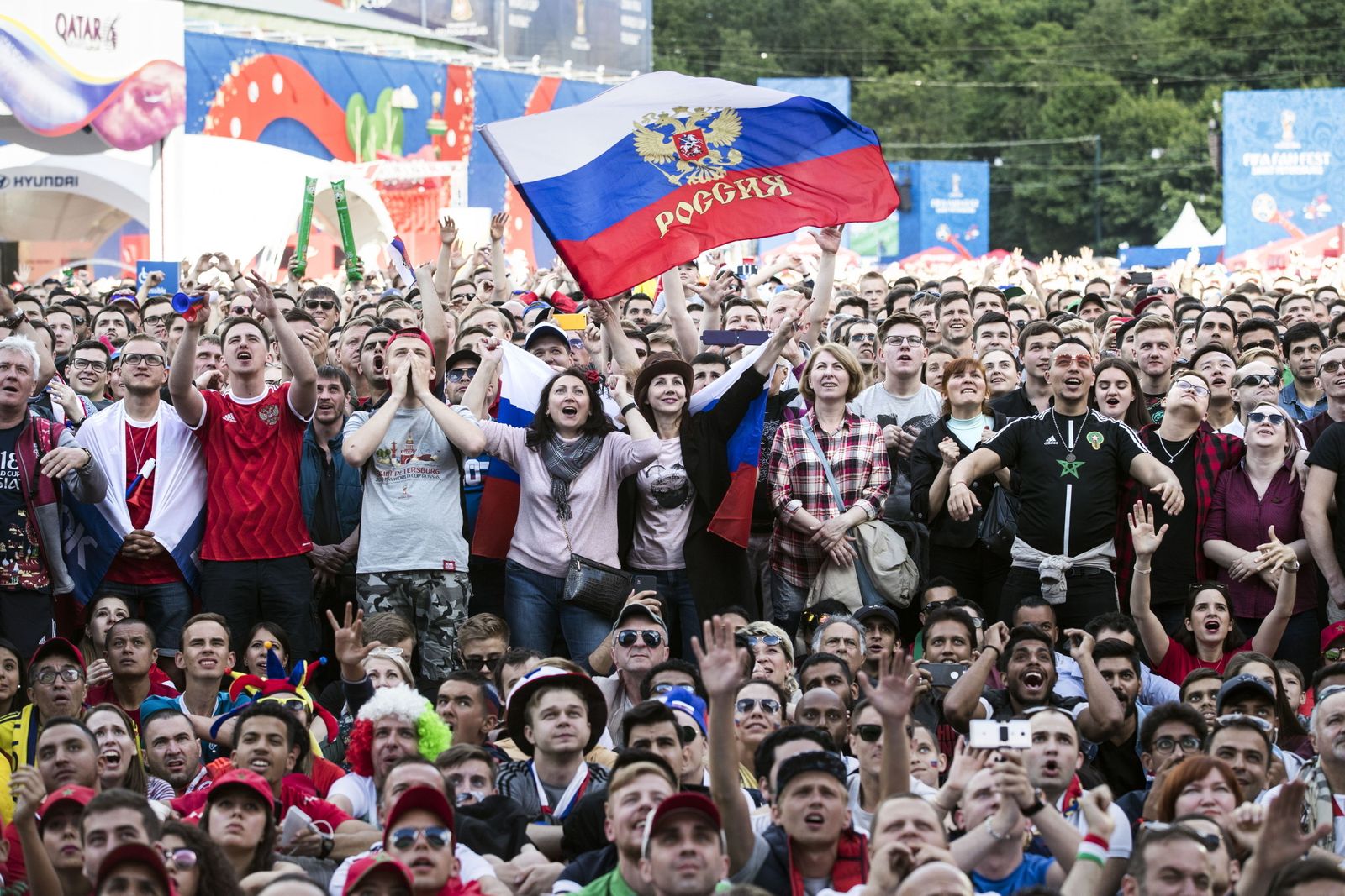 Los rusos vibran con su selección en la Fan Zone, donde ondea una bandera con el nombre de su país en cirílico.