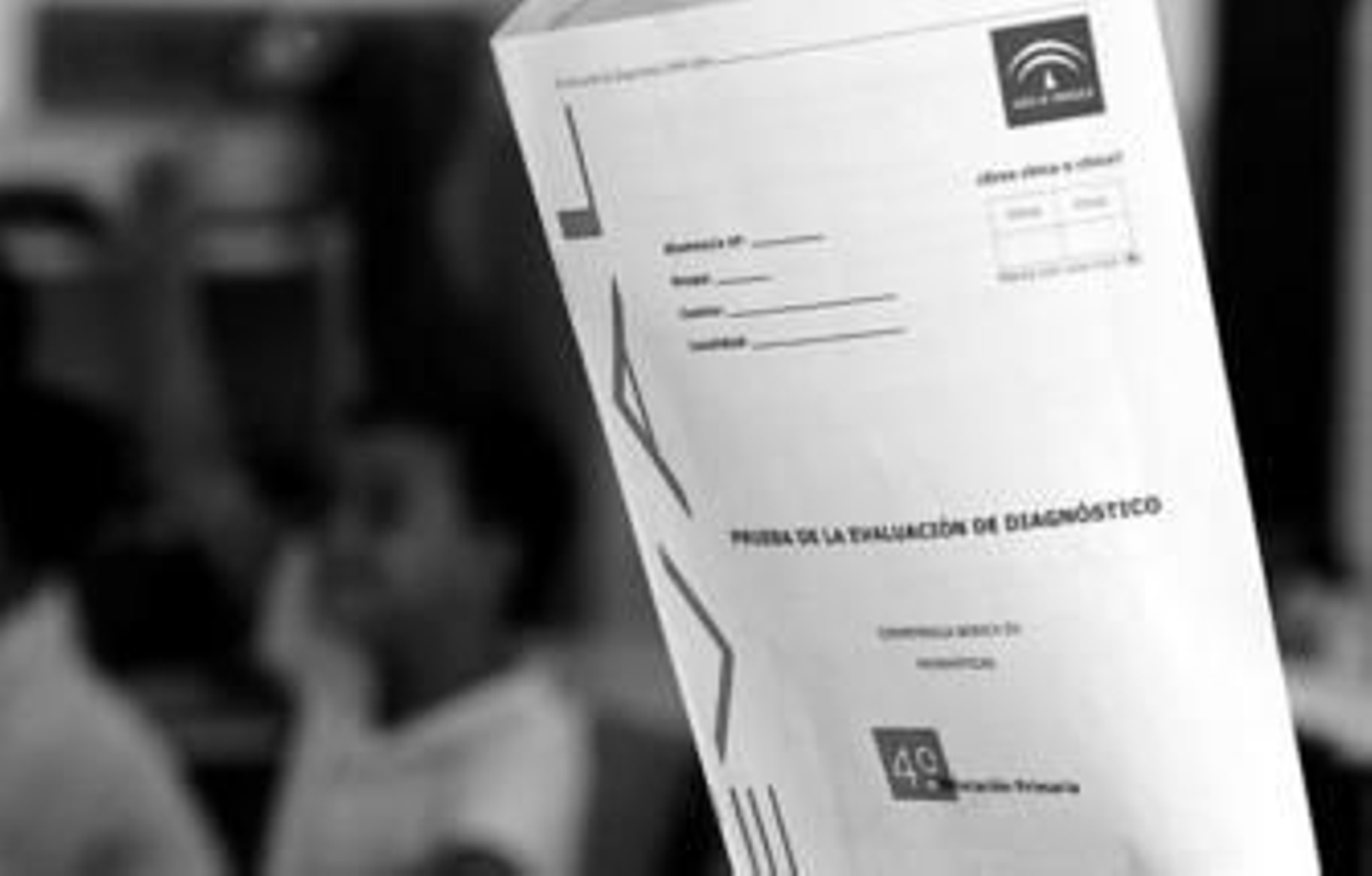 Un alumno de Primaria sostiene el cuadernillo de matemáticas.