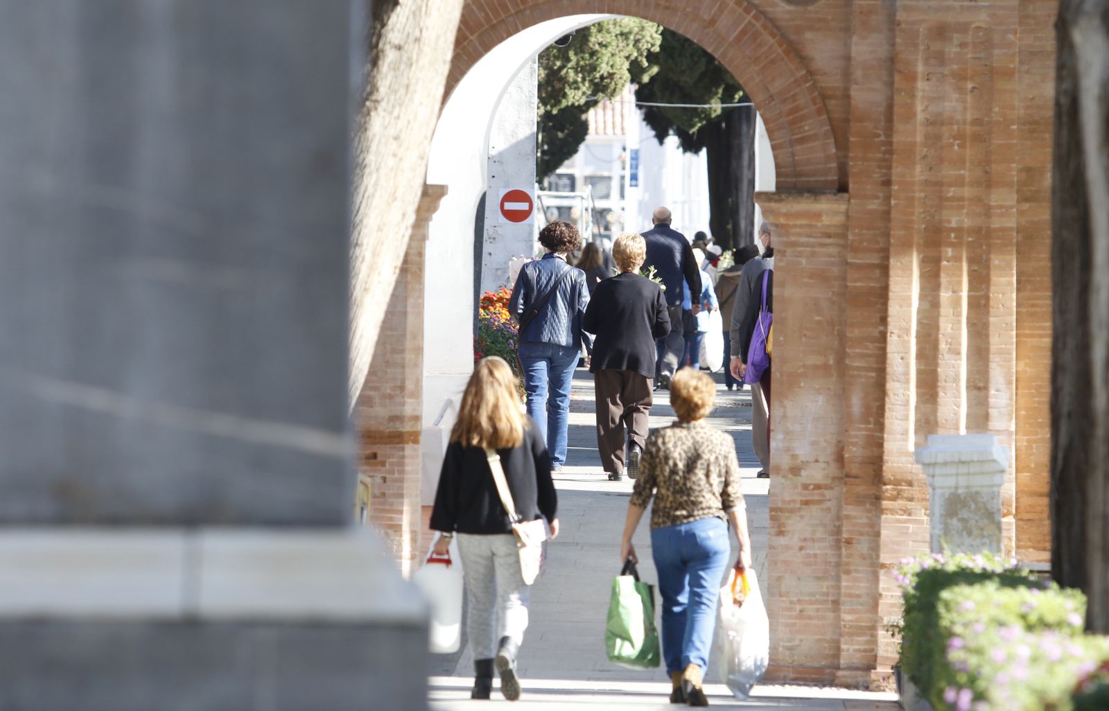 El covid-19 motiva un Día de los Santos de recogimiento en los cementerios de Córdoba