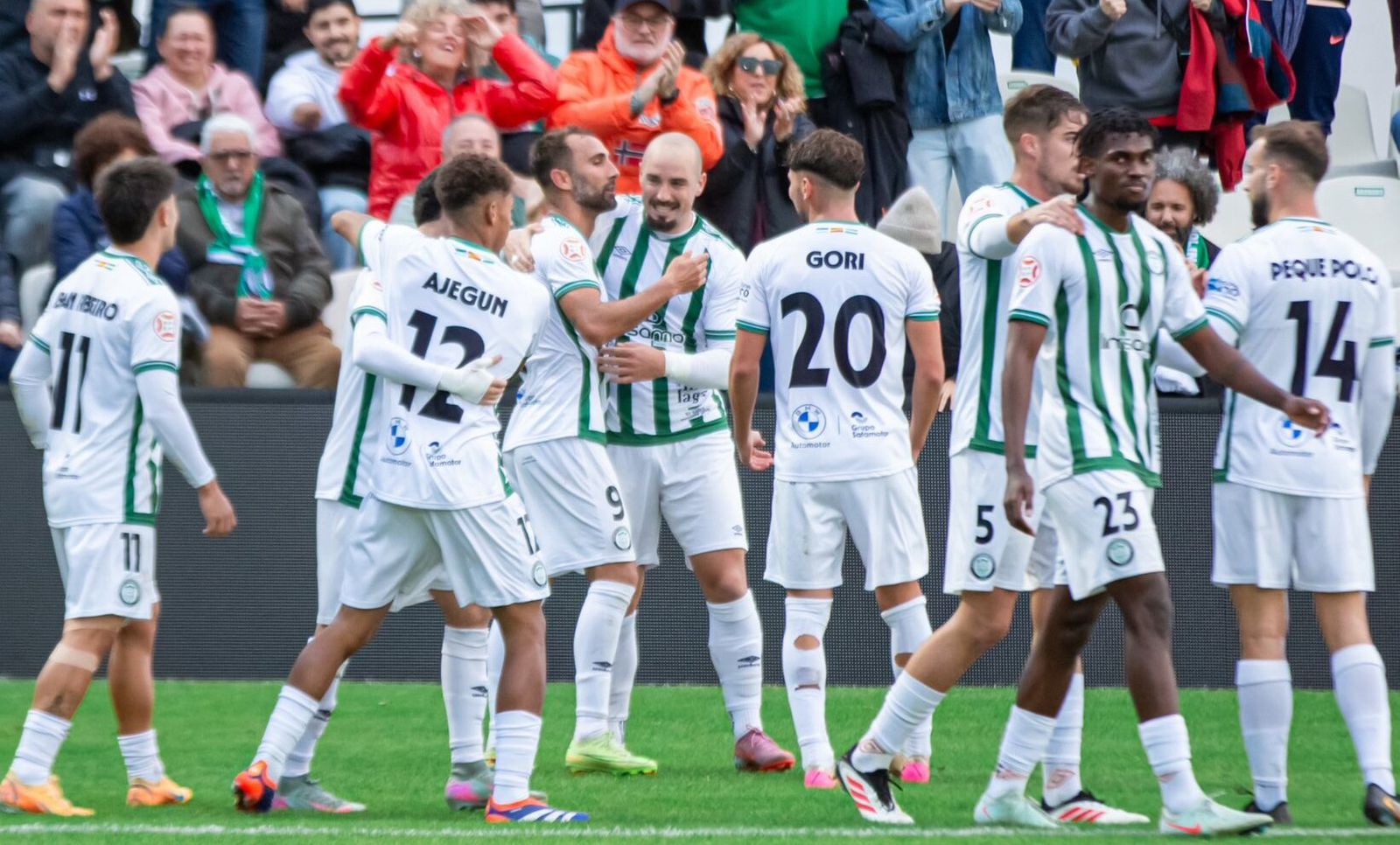Los malagueños celebran el gol del delantero almeriense en su victoria de la pasada jornada ante los catalanes.