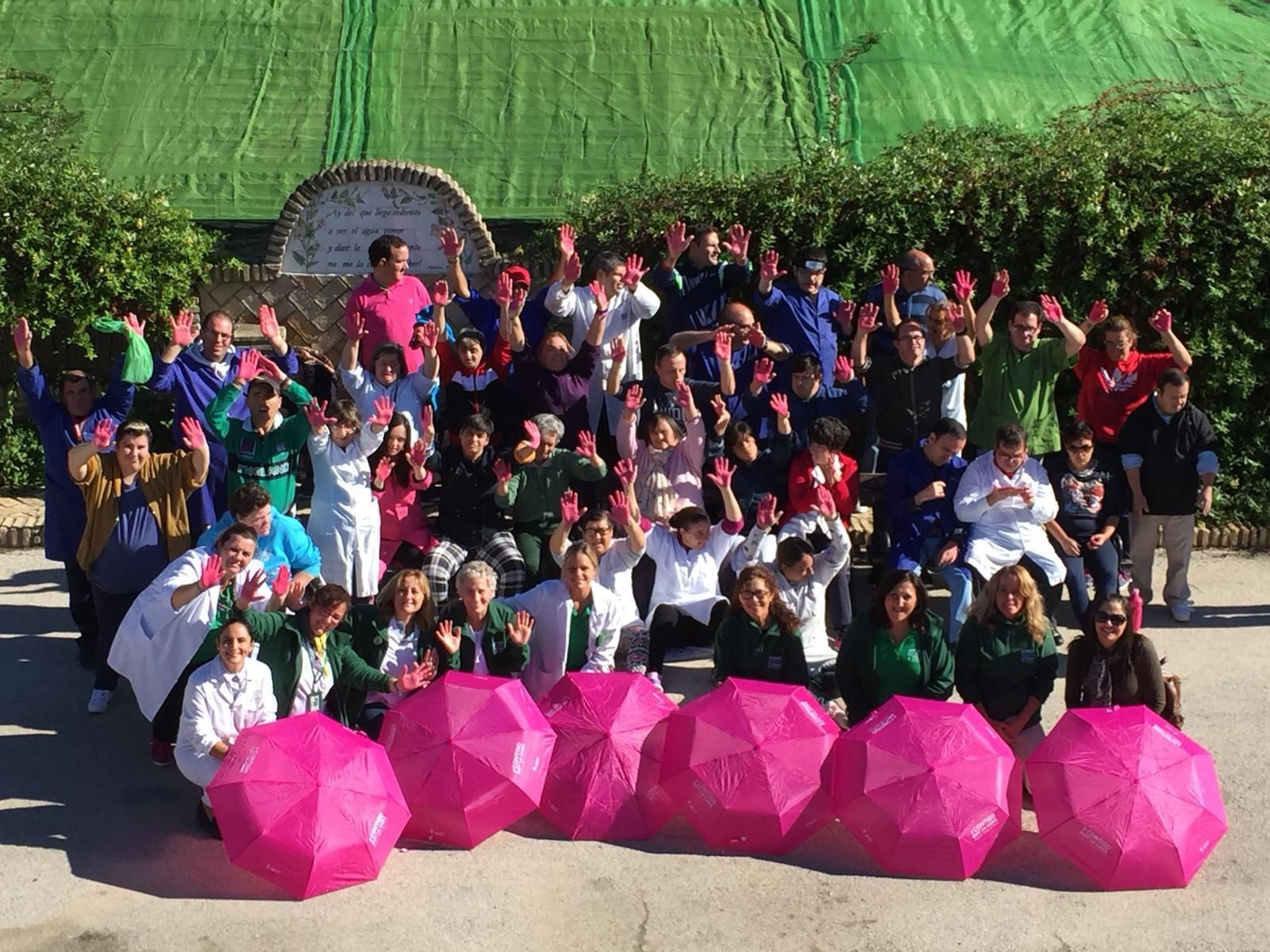 Usuarios y personal de Afanas Sanlúcar en el Día Mundial contra el Cáncer de Mama.