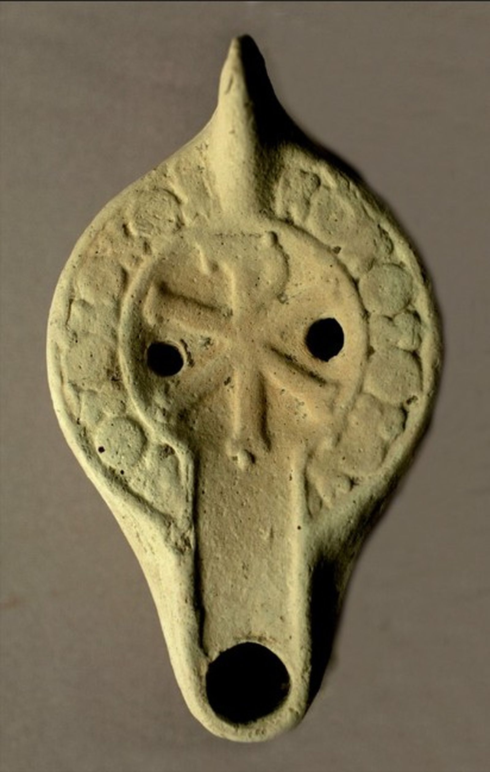 Lucerna con crismón importada del norte de África hallada en el yacimiento de la calle San Nicolás (Siglos V-VI d.C.). Museo Municipal de Algeciras.