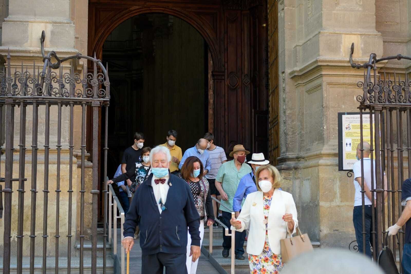 Fotos: La Catedral de Granada vuelve a celebrar misa