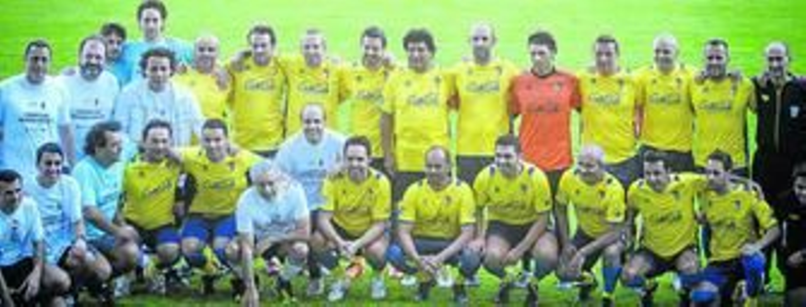 El presidente de Bolivia, Evo Morales, sobre el césped del Estadio Carranza, flanqueado por los jugadores de ambos equipos antes de que comenzara el partido.