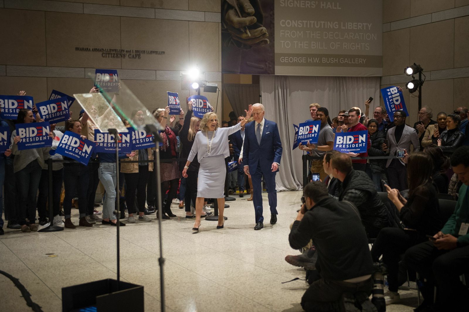 El precandidato demócrata Joe Biden, acompañado por su esposa Jill, llega a un acto de las primarias en Philadelphia, Pensilvania.