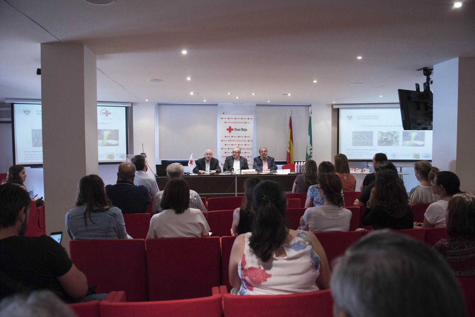 El acto fue presentado por el presidente de Cruz Roja Granada y dos miembros de la Asociación Amigos del Clínico.