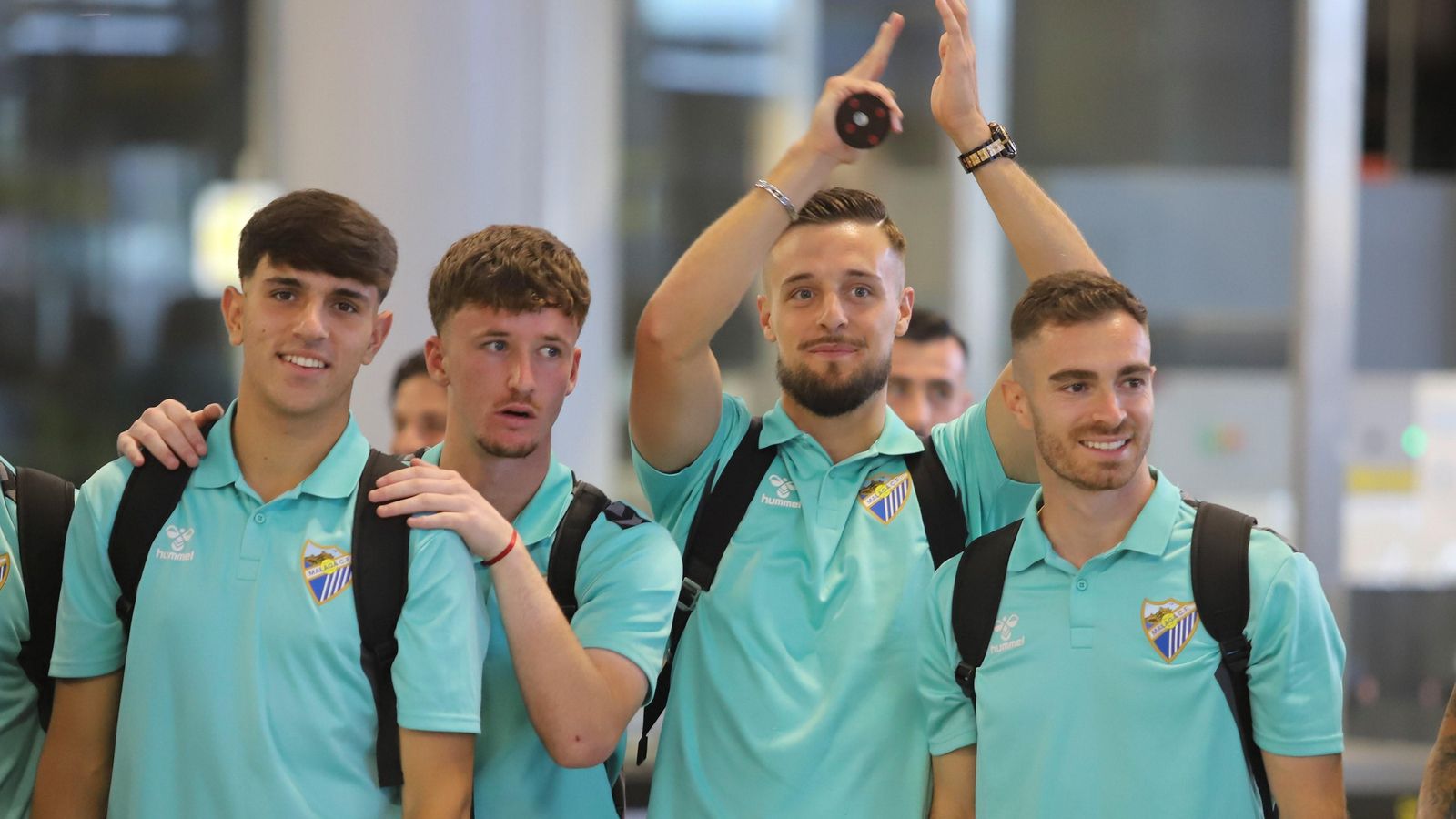 Las fotos de la afición despidiendo al Málaga en el aeropuerto antes de ir a Tarragona