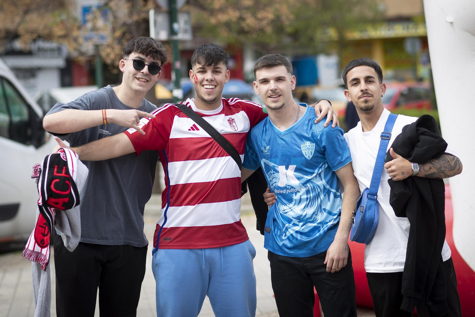 Encuéntrate en el recibimiento al Granada y la grada de Los Cármenes