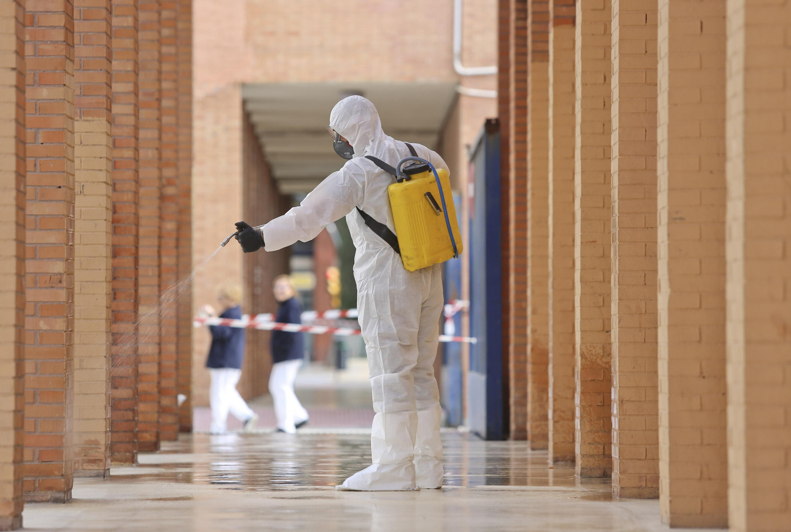 La UME desinfecta en Málaga la estación de autobuses y el puerto, en fotos