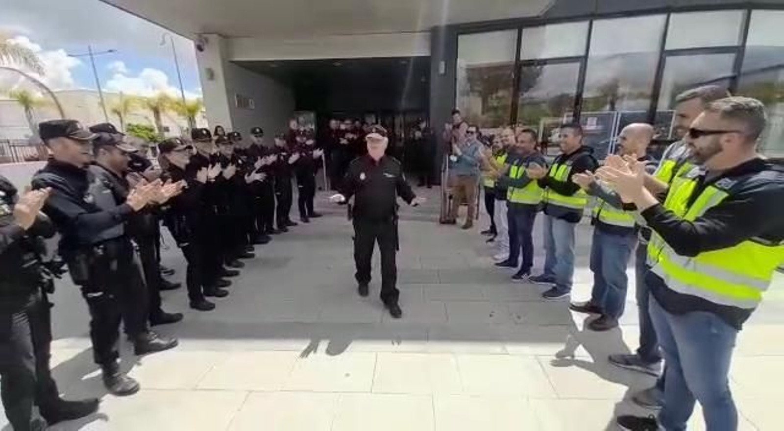 Emotiva despedida a un Policía Nacional de Jerez por su jubilación. Emotiva despedida a un Policía Nacional de Jerez por su jubilación.
