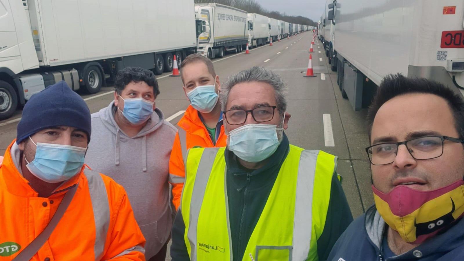 El olontense Moisés Esperanza (d), junto con otros transportistas de Trigueros, Bonares y otros puntos de la geografía nacional