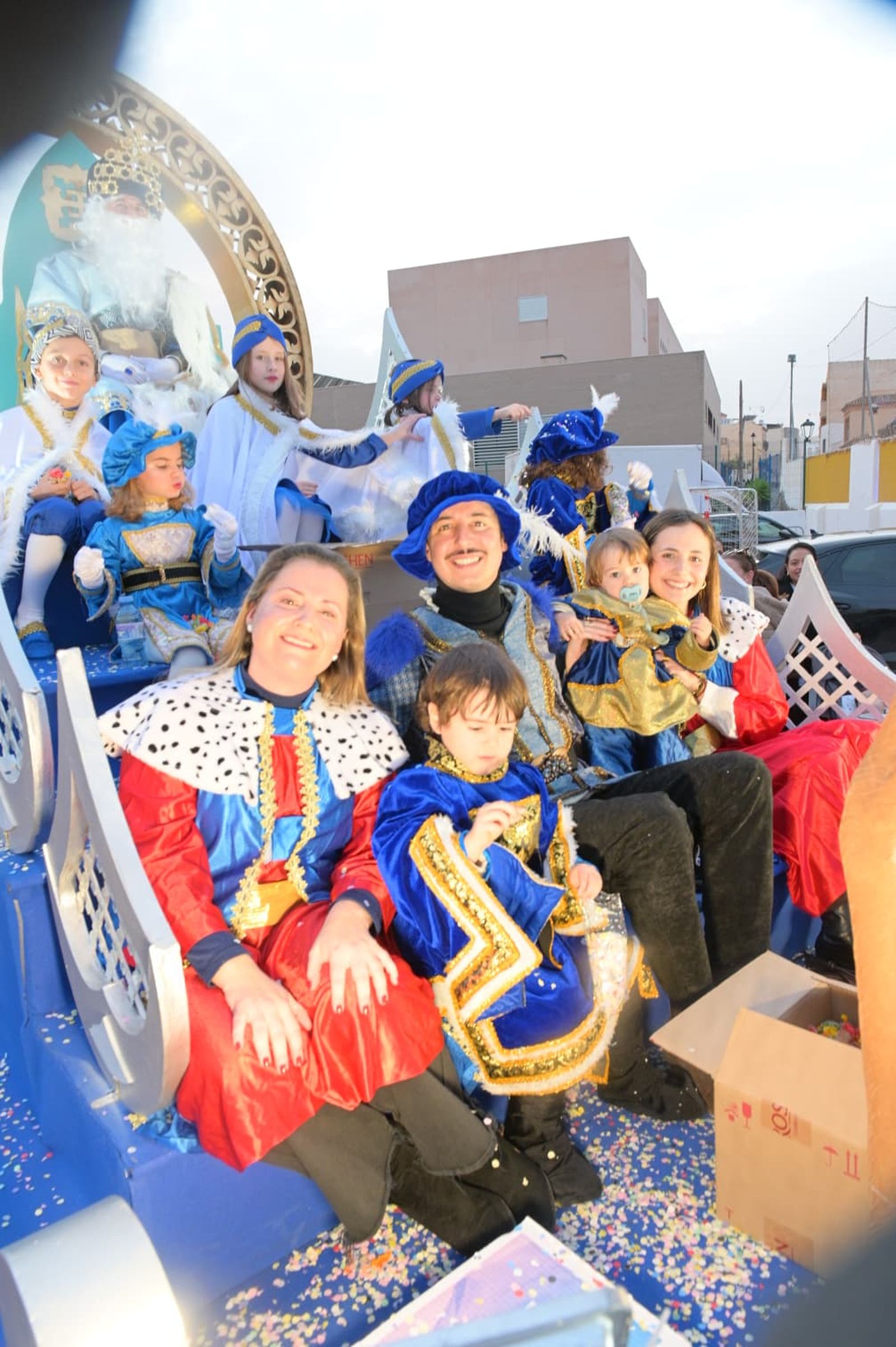 La Cabalgata de los Reyes Magos de Vera desborda ilusión con una participación multitudinaria