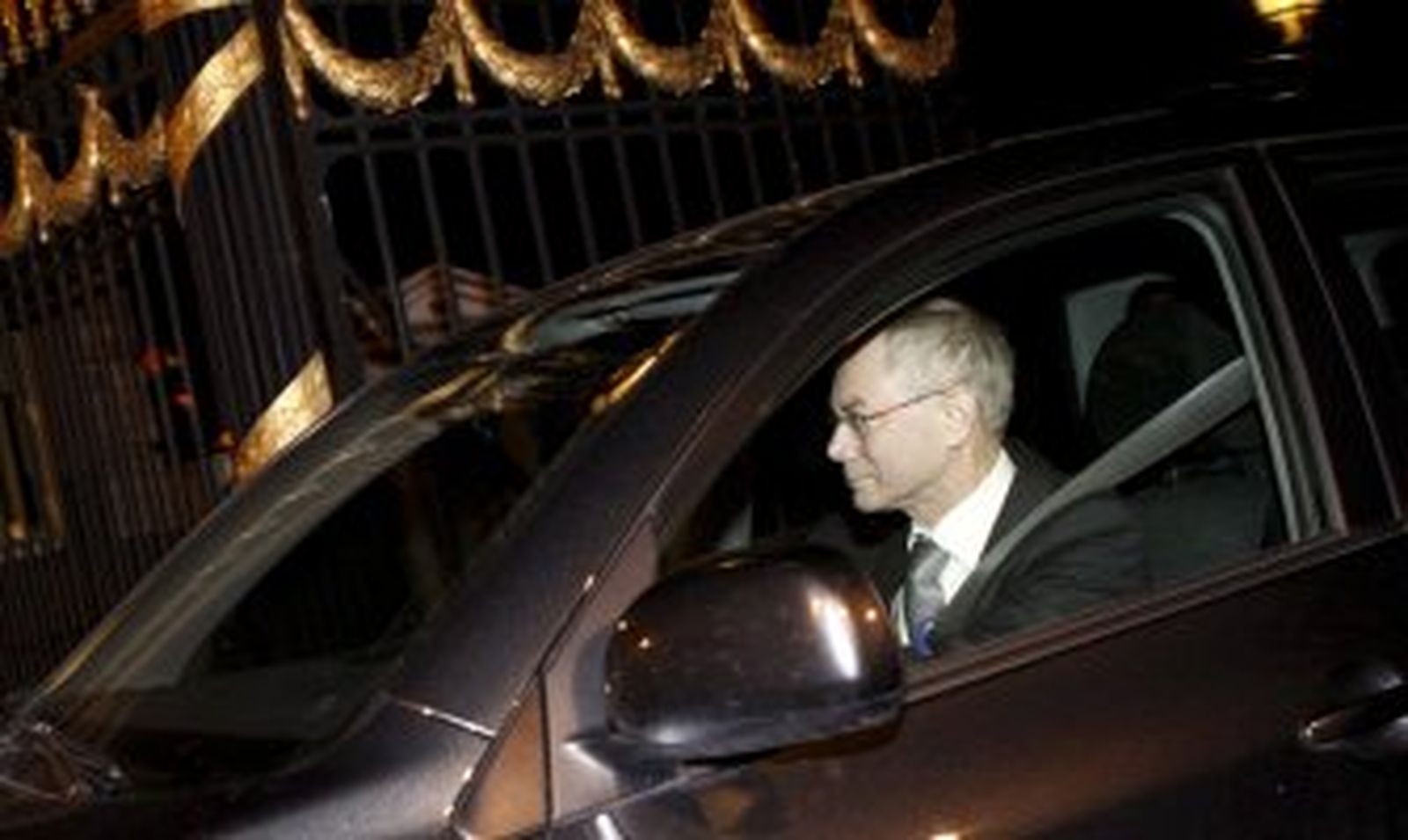 El rey de Bélgica encarga al democristiano Van Rompuy formar un nuevo Gobierno