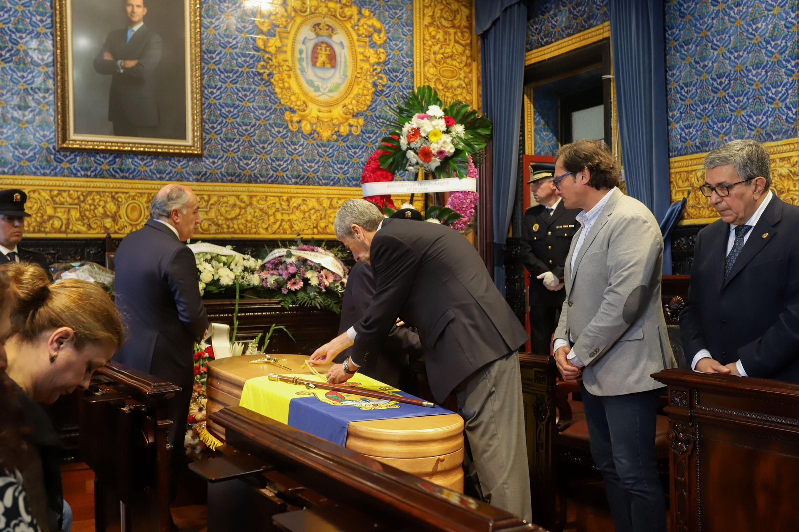 Imágenes de la capilla ardiente de Ernesto Delgado instalado en el Salón de Plenos del Ayuntamiento de Algeciras
