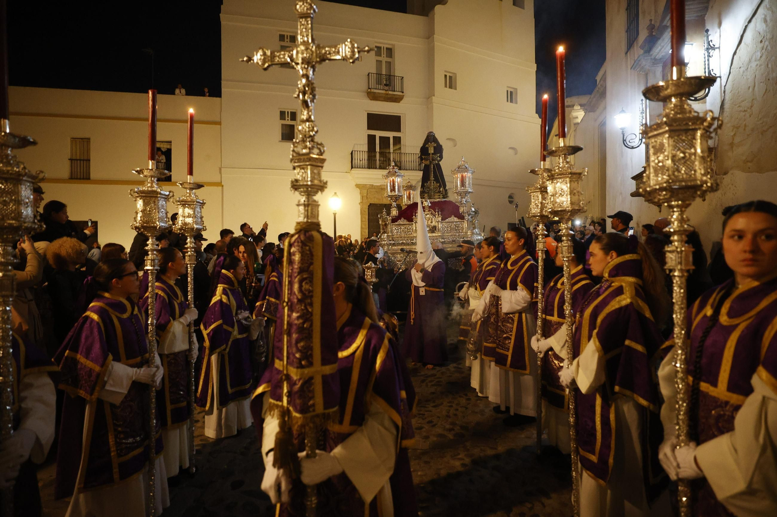 Imágenes de la salida de Medinaceli en la Semana Santa de Cádiz 2025