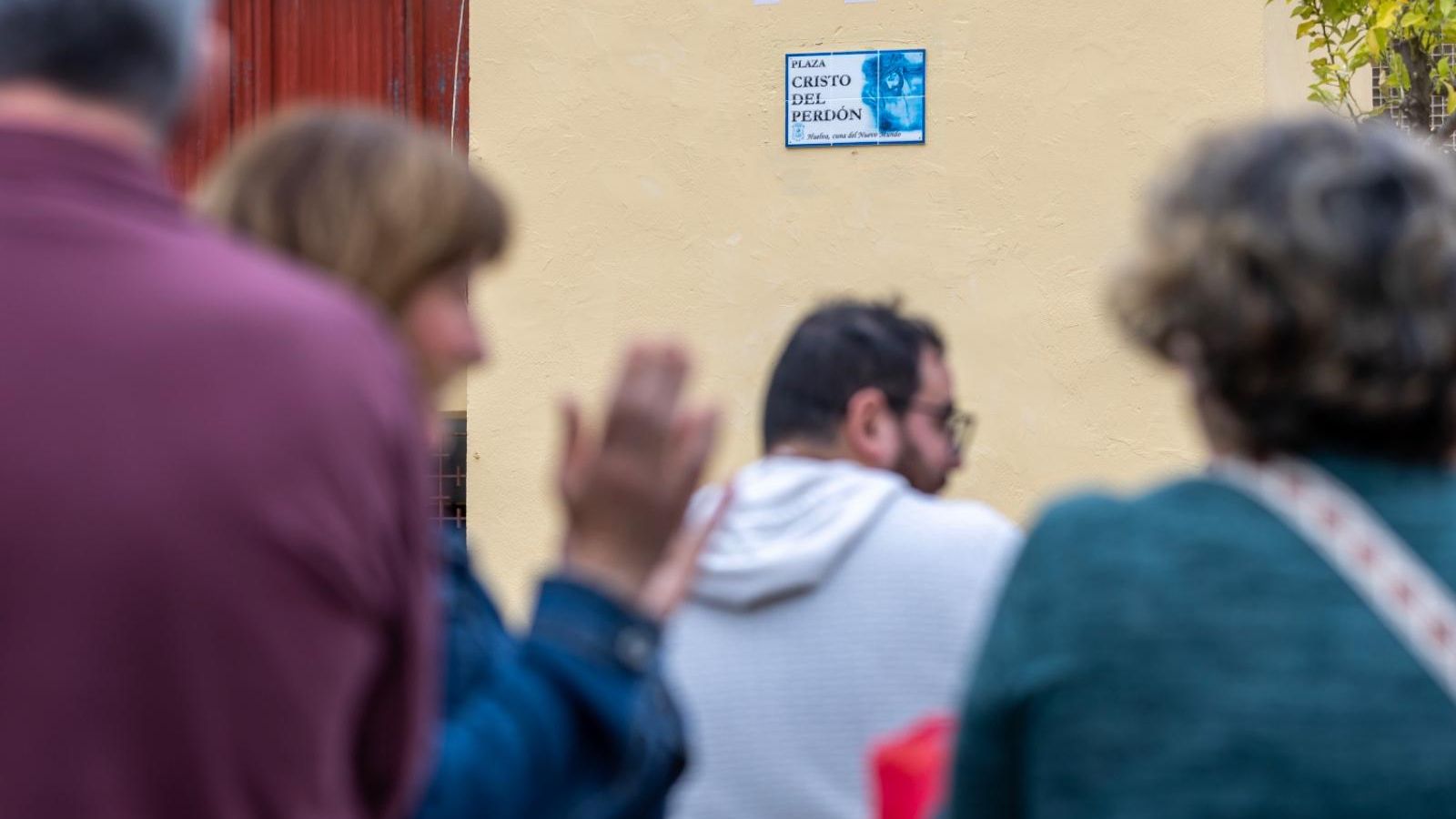 La plaza de la barriada de La Órden, con la imagen alusiva